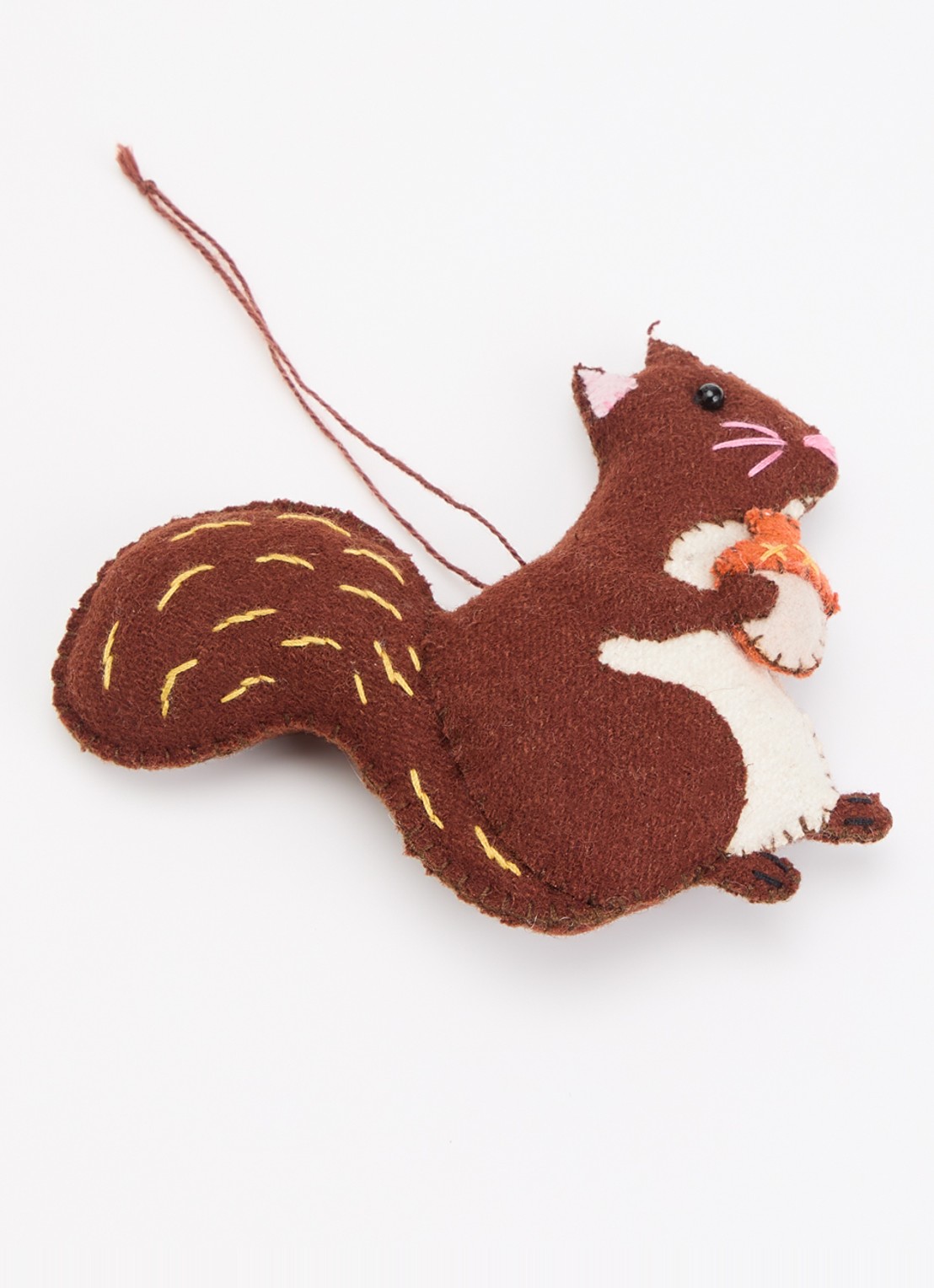 Meander Eekhoorn met eikel kersthanger 10 cm - detail bruin