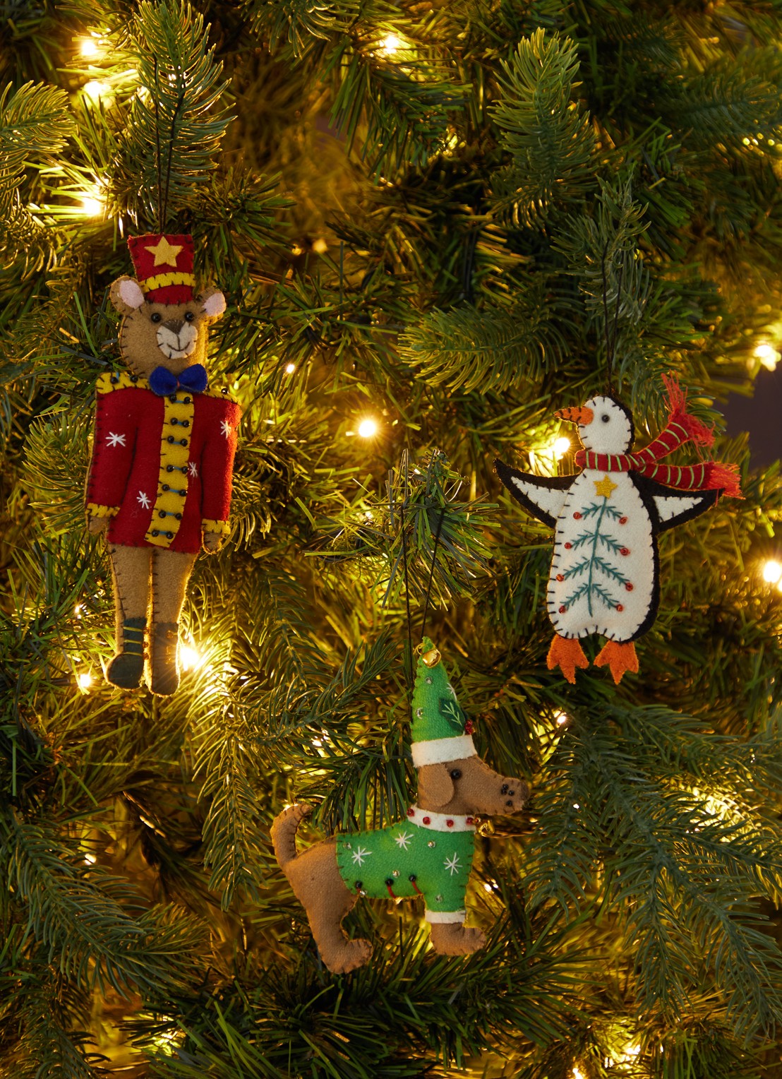 Meander Hond met kerstmuts kersthanger 12,5 cm - voorkant 2 groen