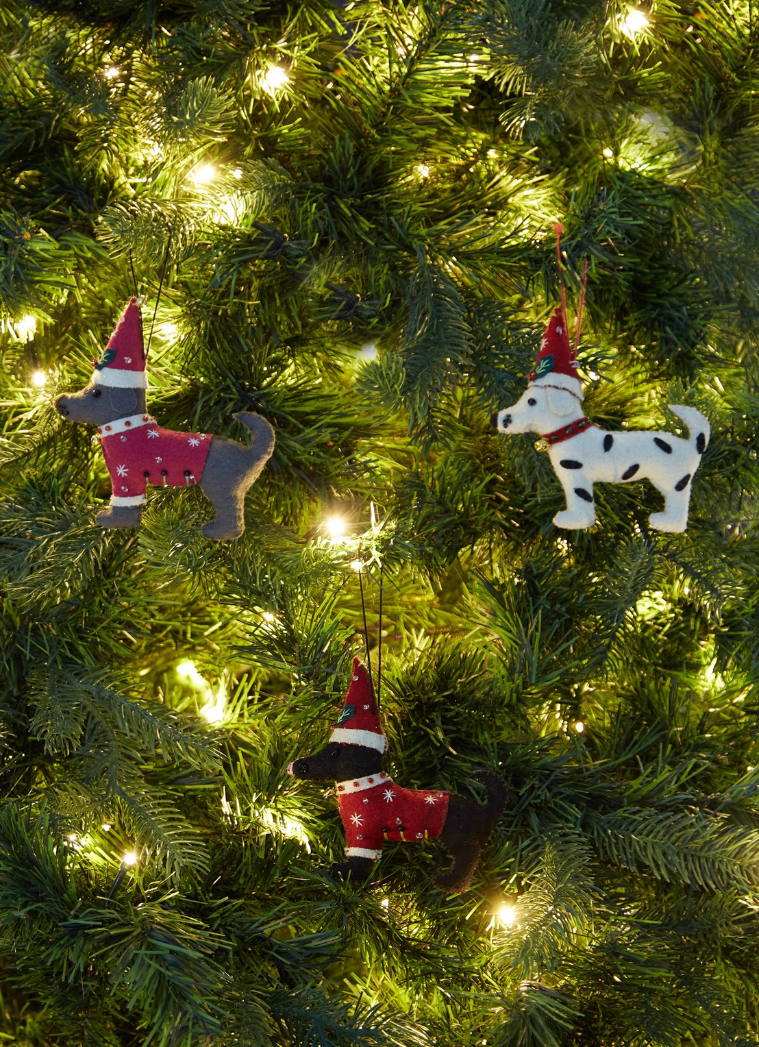 Meander Hond met trui en kerstmuts 12 cm - voorkant 2 rood