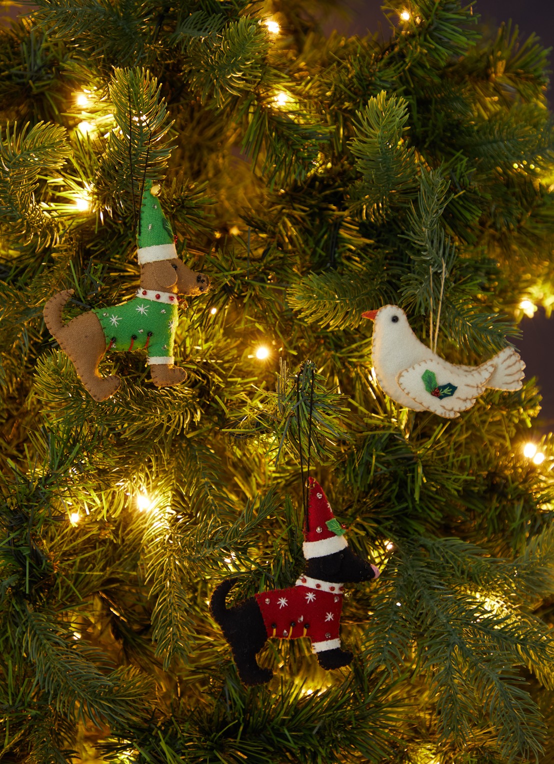 Meander Hond met trui en kerstmuts 12 cm - voorkant 3 rood