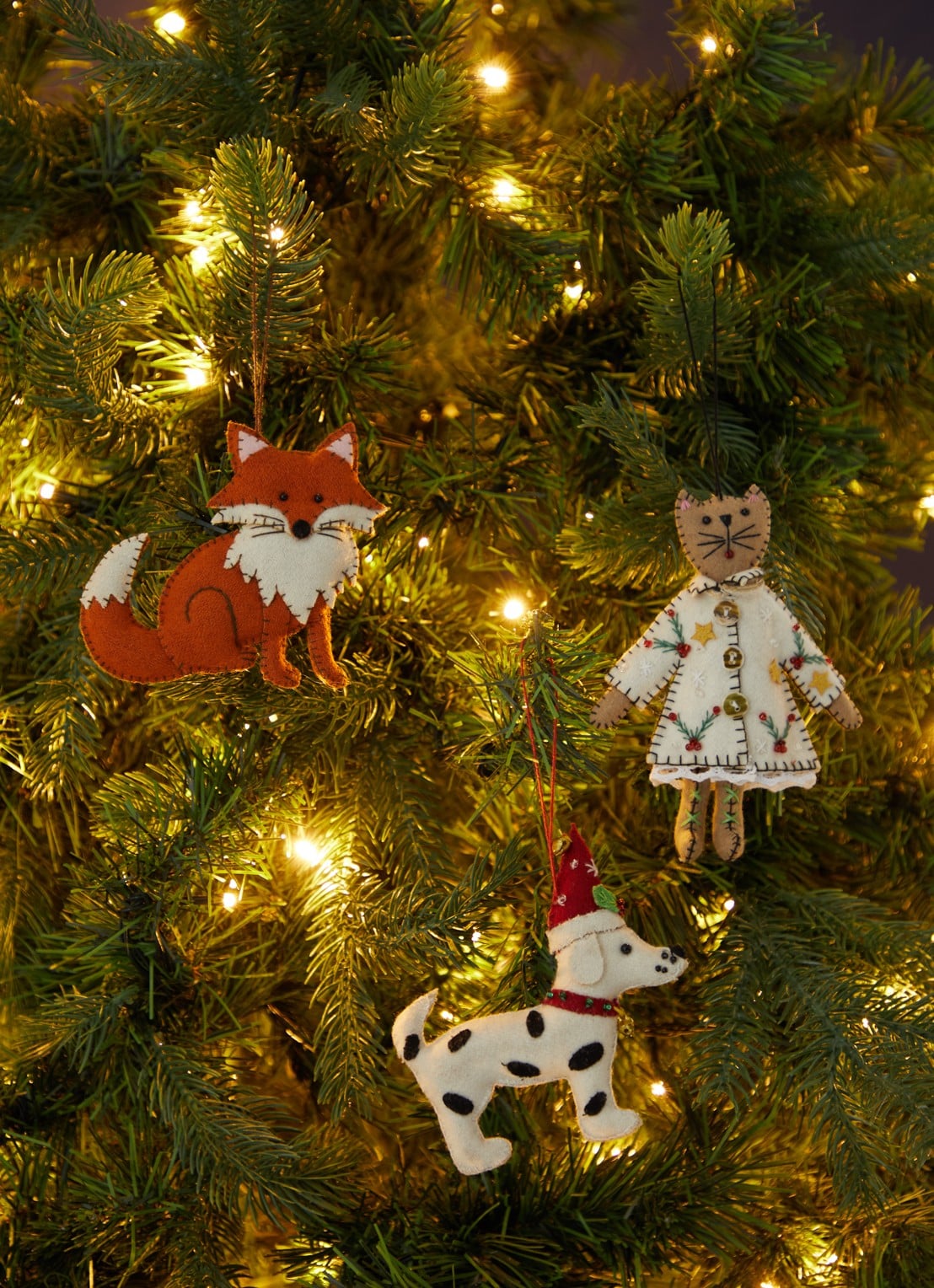 Meander Hond met trui en kerstmuts kersthanger 12 cm - voorkant 3 gebroken wit