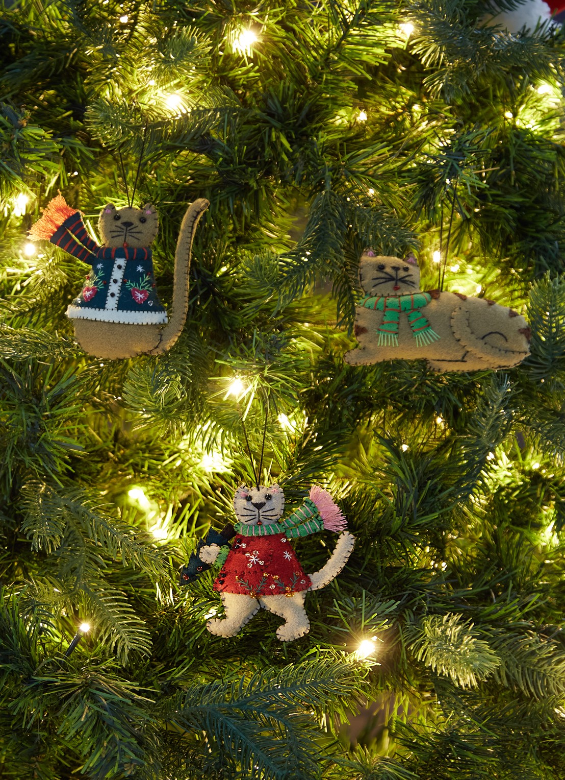 Meander Kat met kerstboom kersthanger 11 cm - voorkant 3 rood