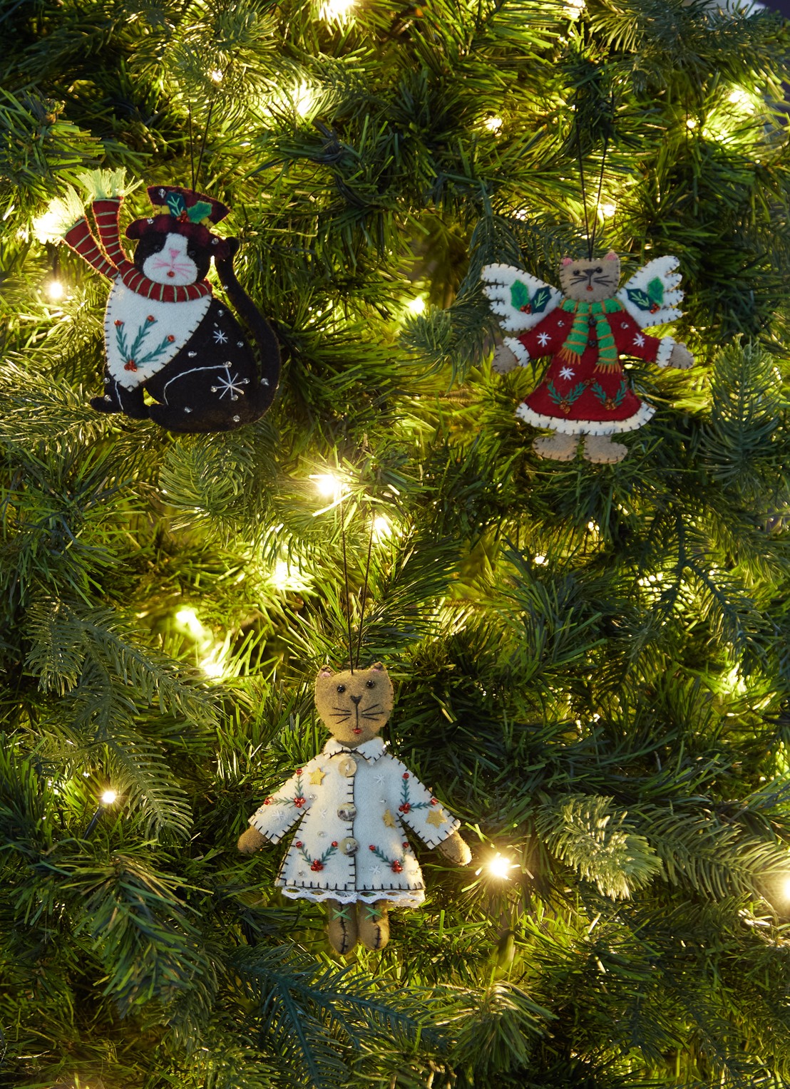 Meander Kat met Kerstjurk 14 cm - voorkant 3 gebroken wit