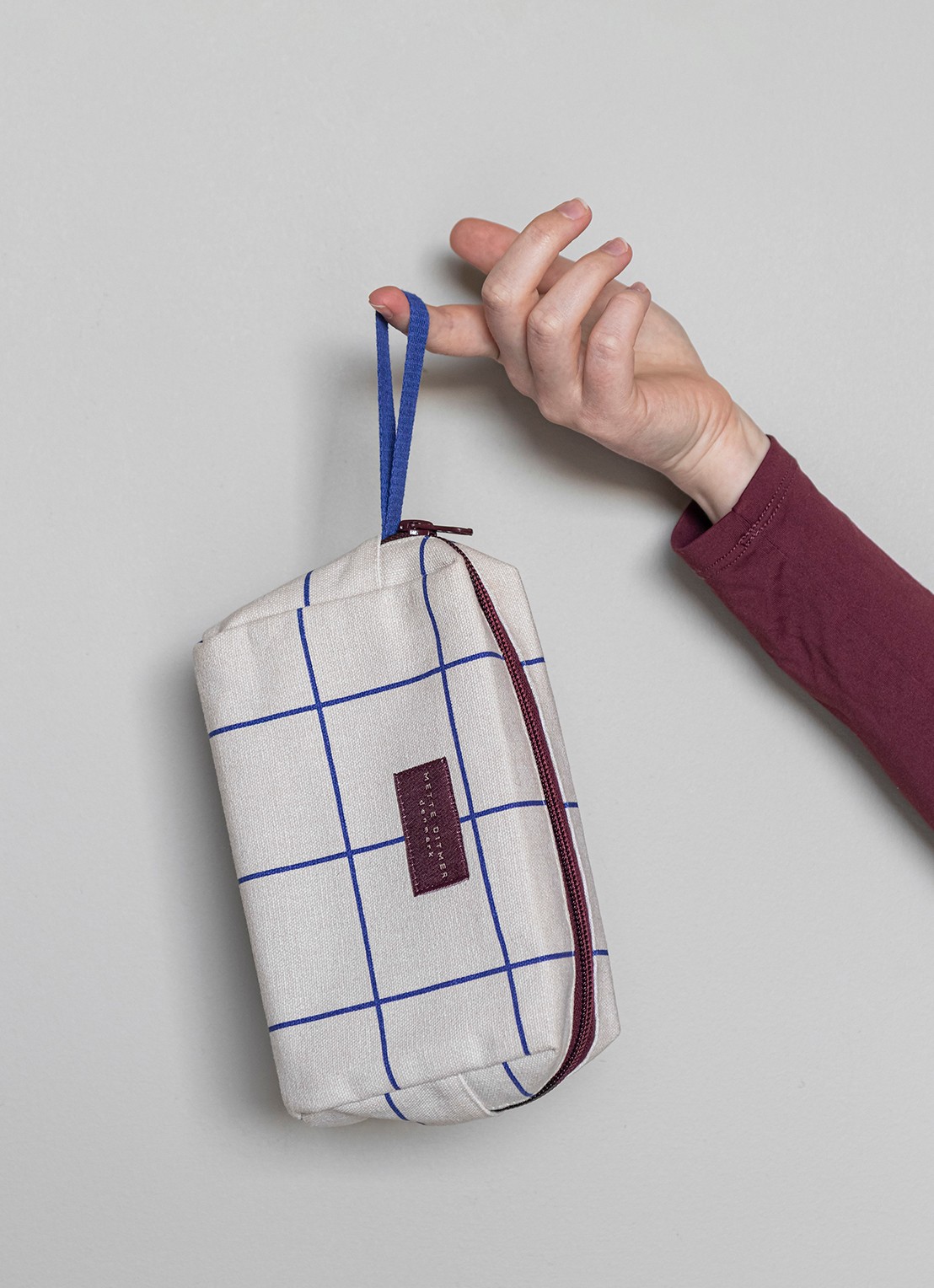 Mette Ditmer Bring-It toilettas met streepprint - detail bordeauxrood