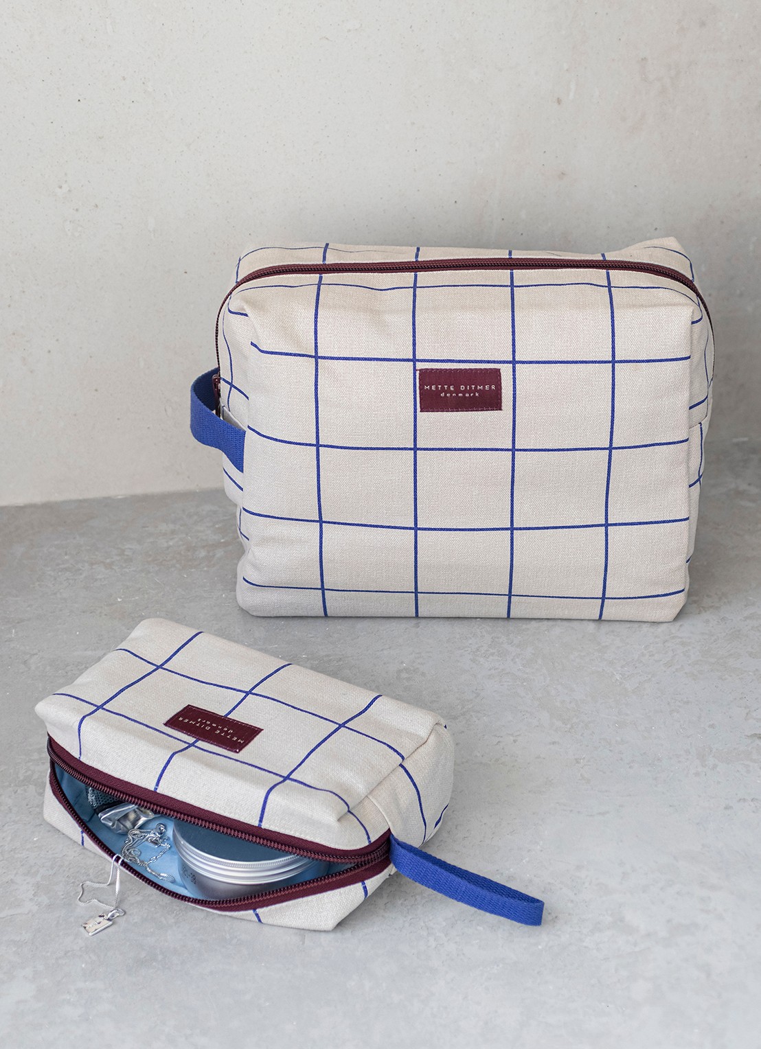 Mette Ditmer Bring-It toilettas met streepprint - voorkant 3 bordeauxrood