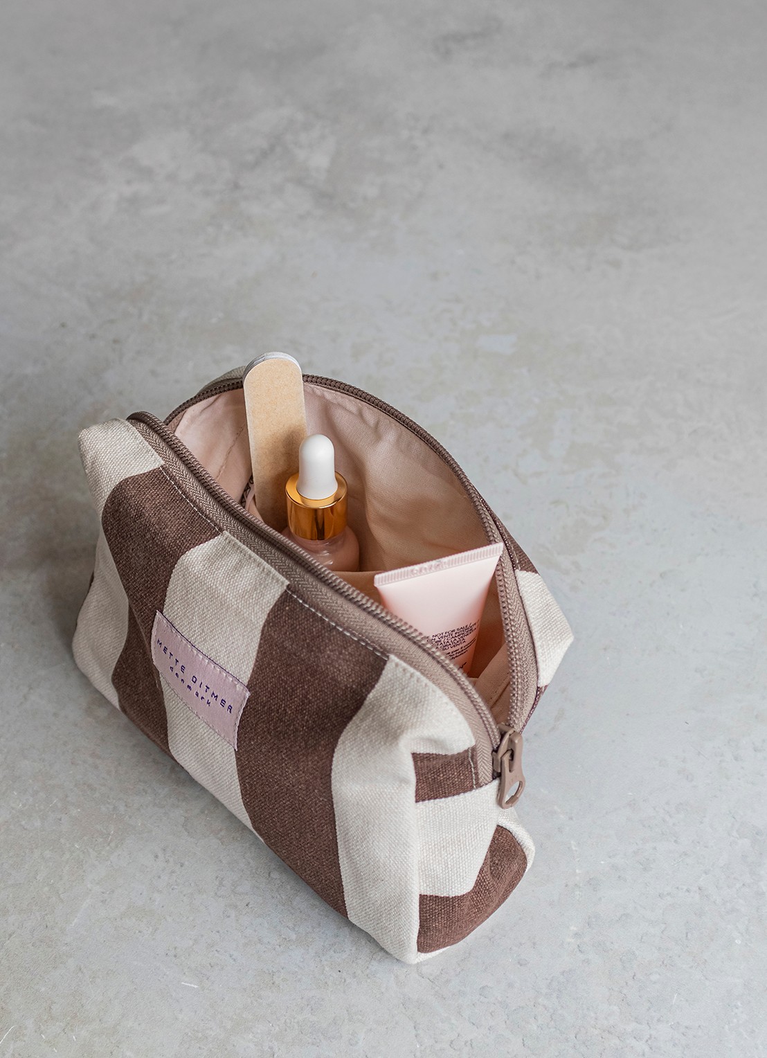 Mette Ditmer Bring-It toilettas met streepprint - detail 3 bruin