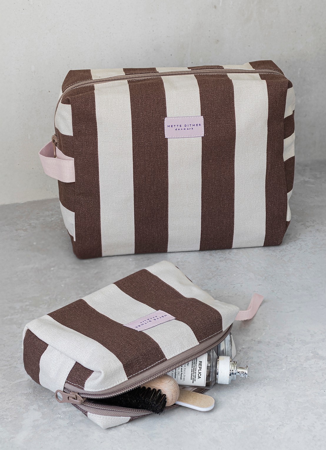 Mette Ditmer Bring-It toilettas met streepprint - voorkant 2 bruin