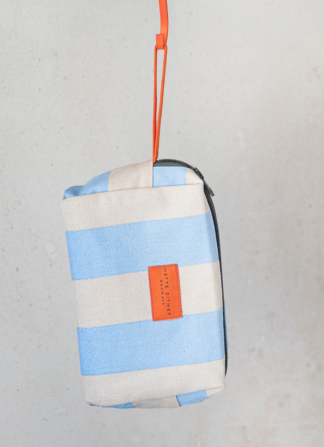 Mette Ditmer Bring-It toilettas met streepprint - detail 3 lichtblauw