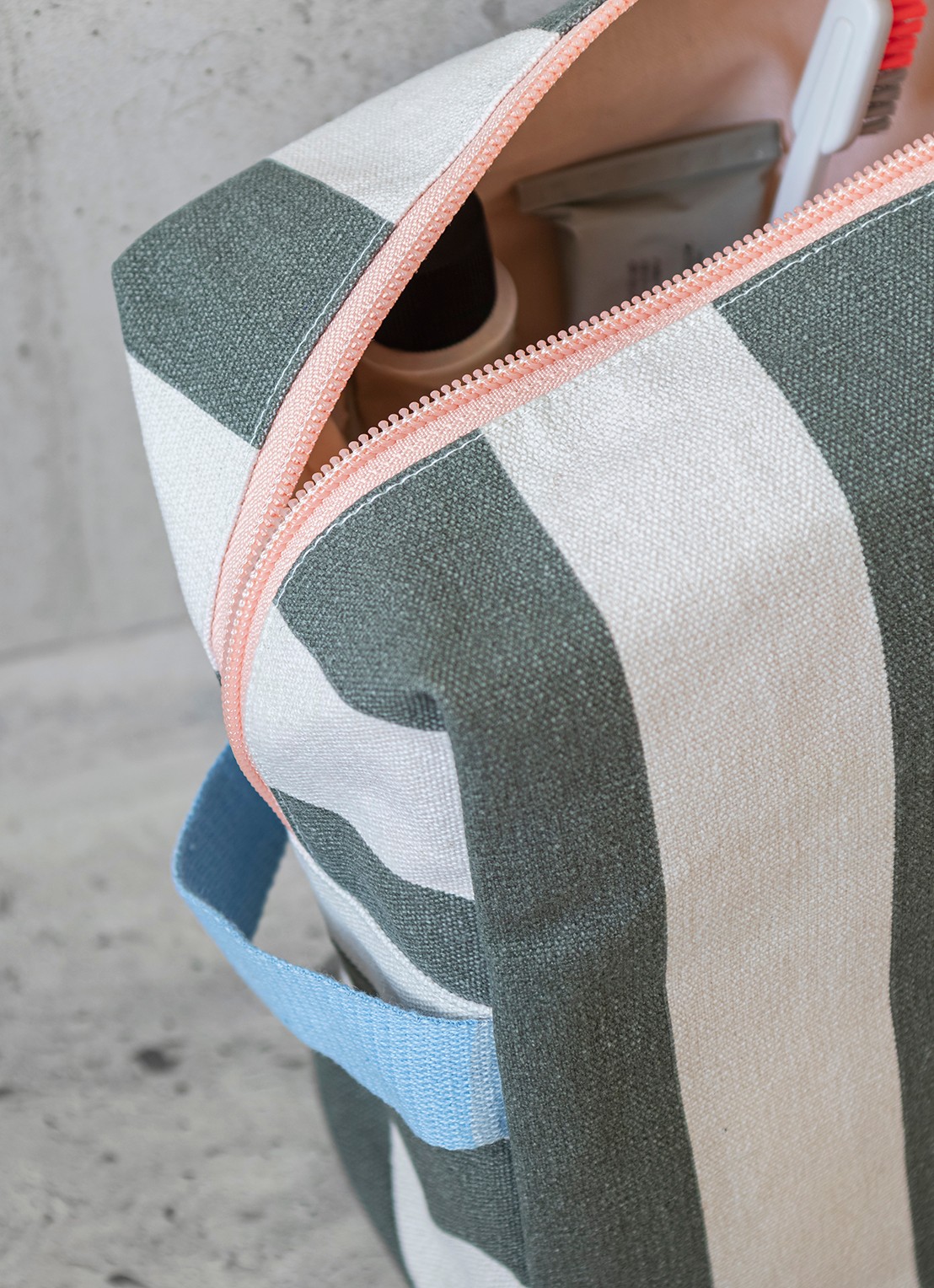 Mette Ditmer Bring-it toilettas met streepprint - detail 3 olijfgroen