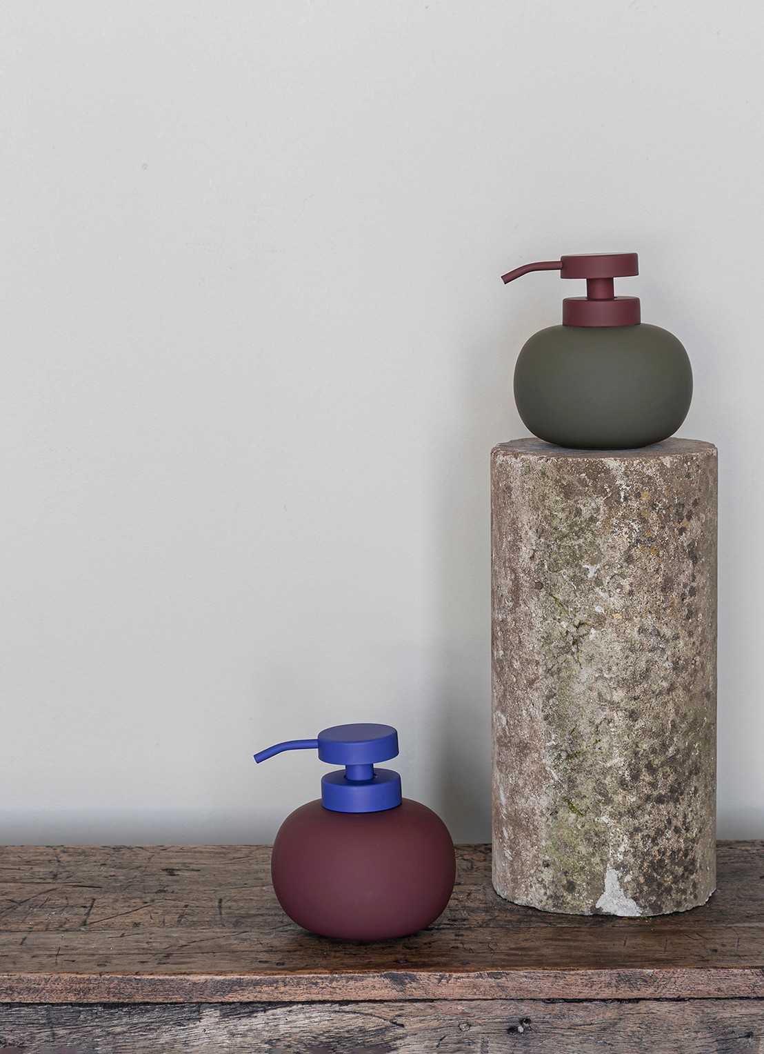 Mette Ditmer Lotus Play zeepdispenser - detail bordeauxrood
