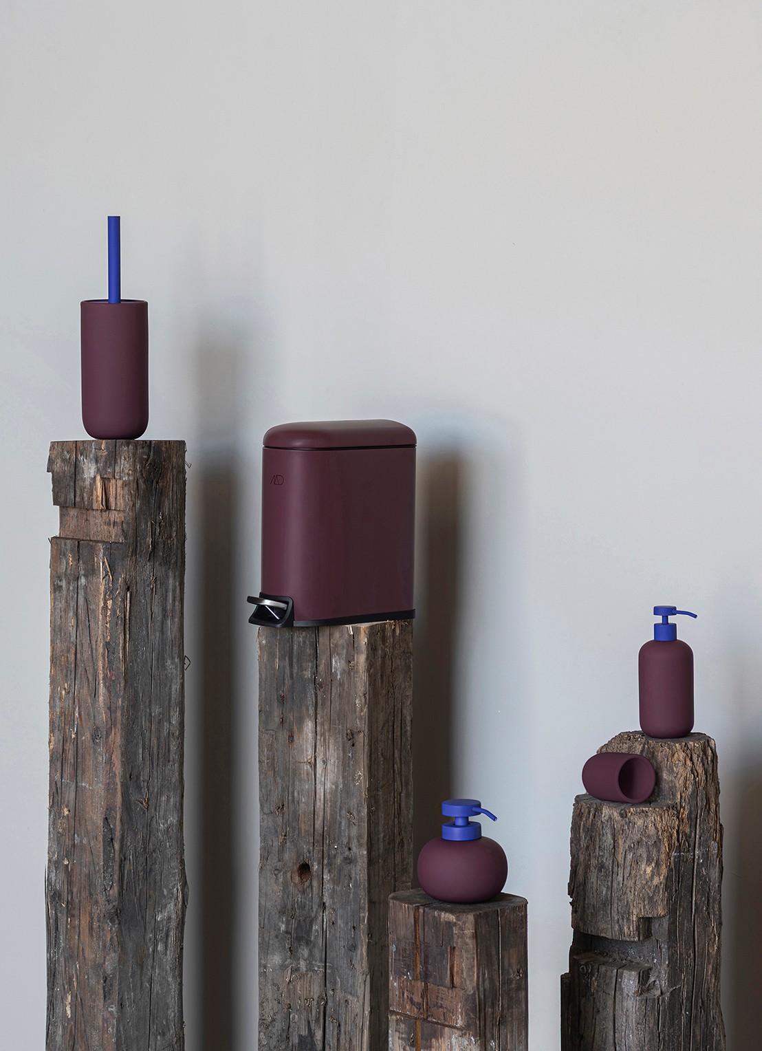Mette Ditmer Lotus Play zeepdispenser - detail 2 bordeauxrood