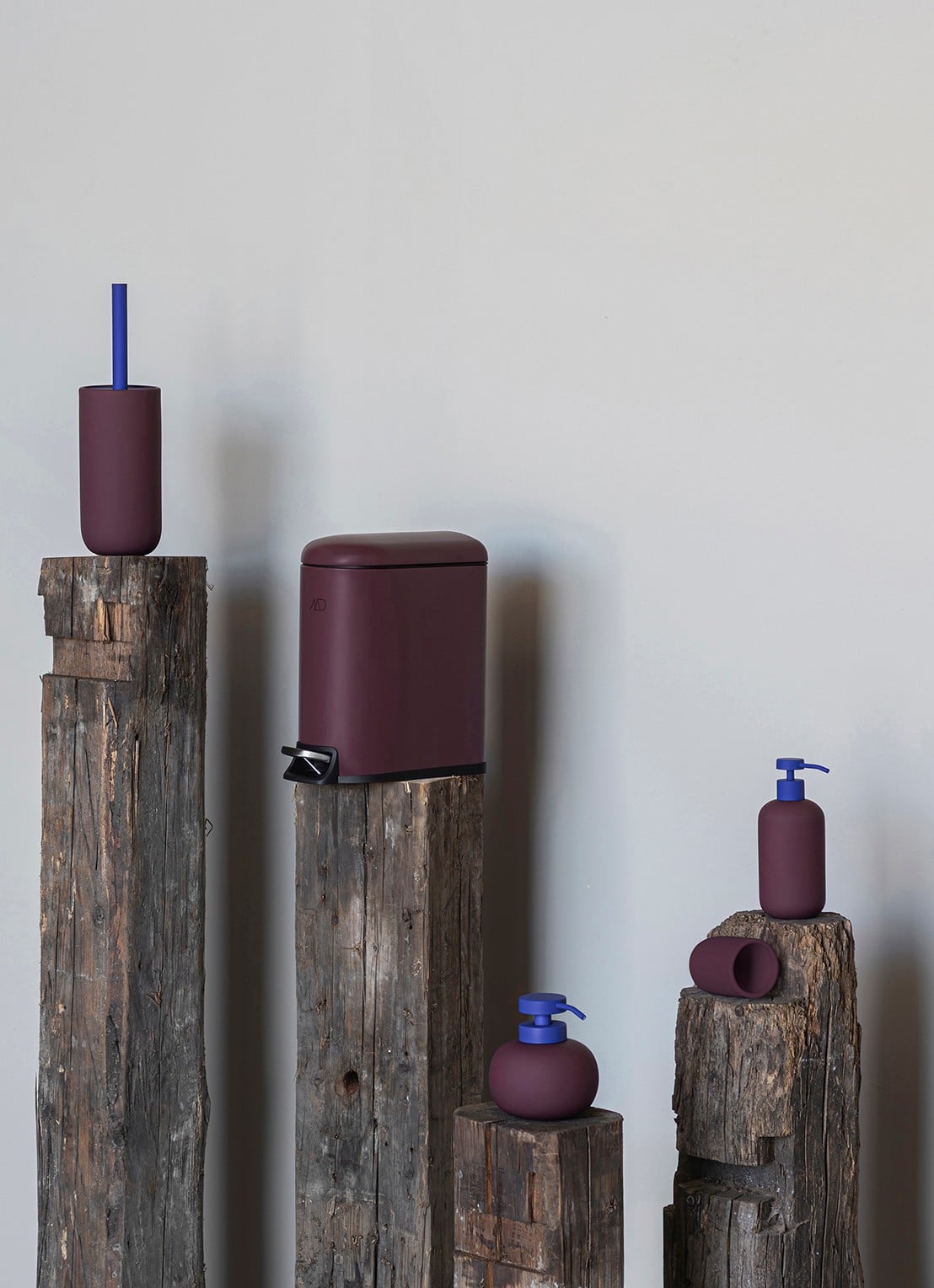 Mette Ditmer Lotus Play zeepdispenser - detail 3 bordeauxrood