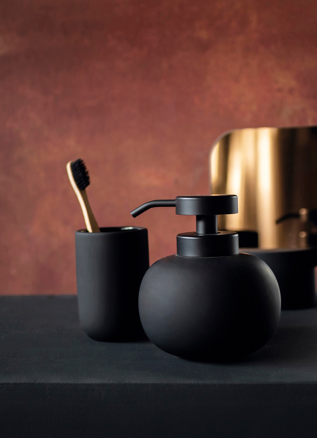 Mette Ditmer Lotus zeepdispenser S van keramiek - voorkant 3 zwart
