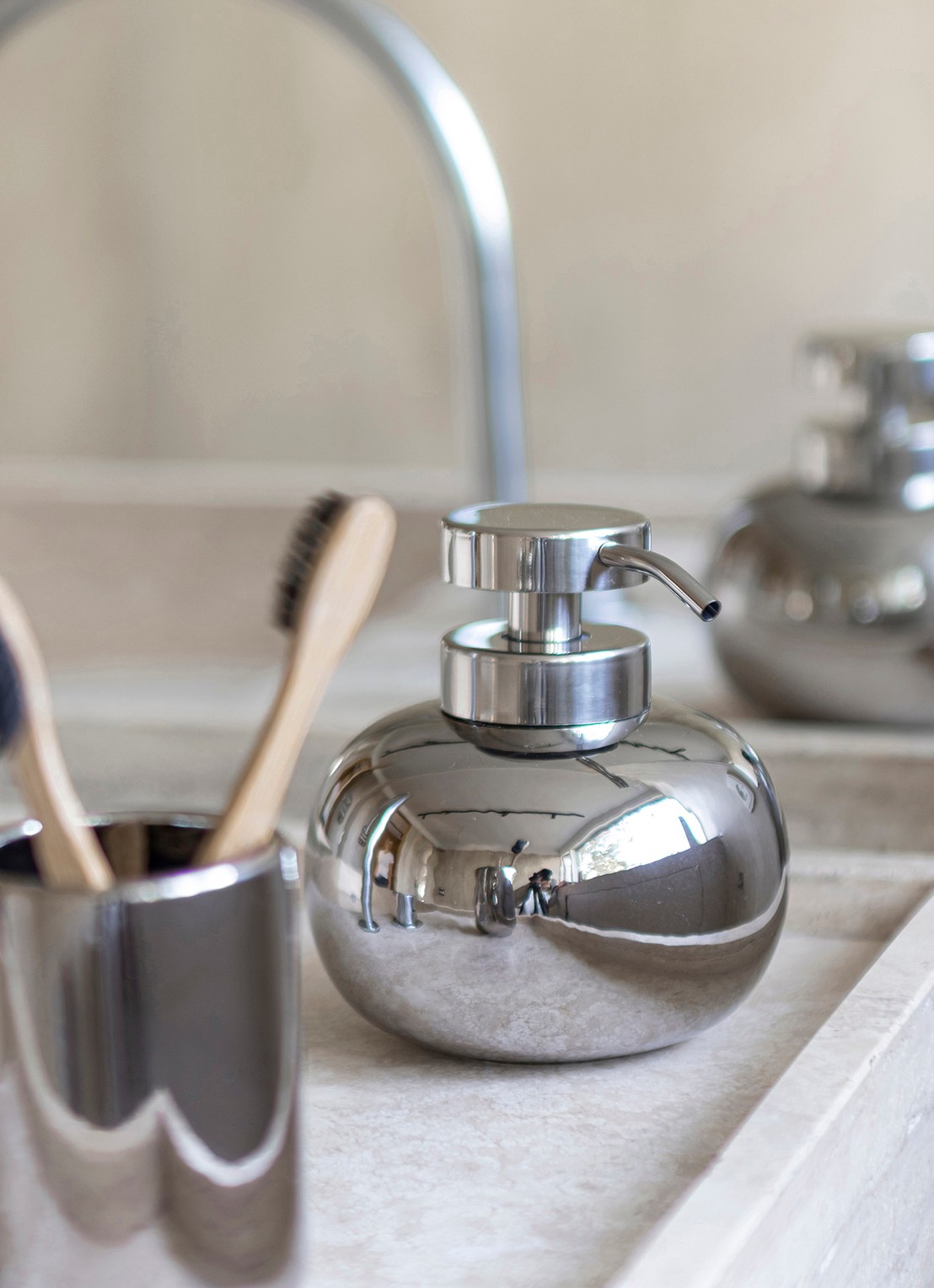 Mette Ditmer Lotus zeepdispenser - voorkant 2 zilver