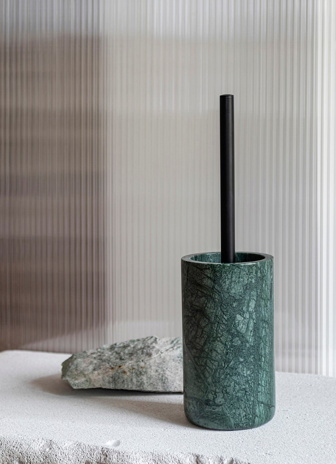 Mette Ditmer Marble toiletborstel met houder - voorkant 2 donkergroen
