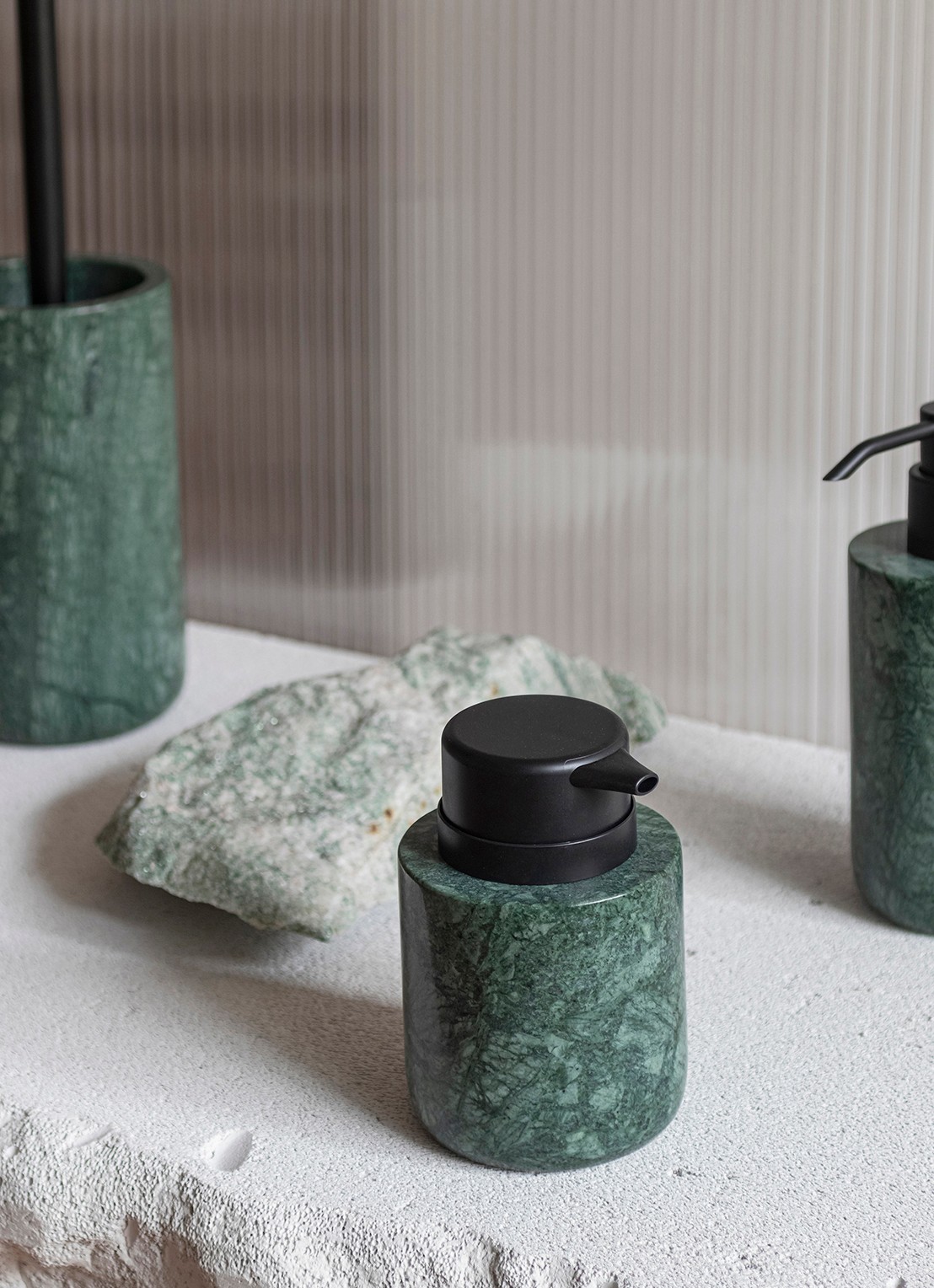Mette Ditmer Marble zeepdispenser - voorkant 2 donkergroen