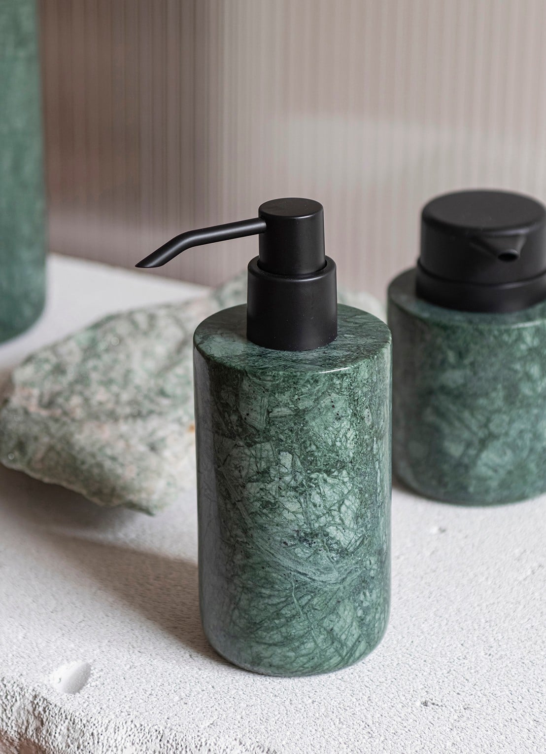 Mette Ditmer Marble zeepdispenser - voorkant 2 donkergroen