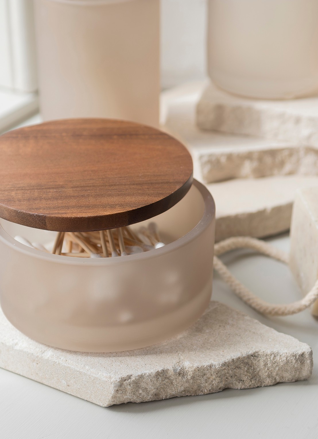 Mette Ditmer Modest opbergpot - voorkant 2 creme