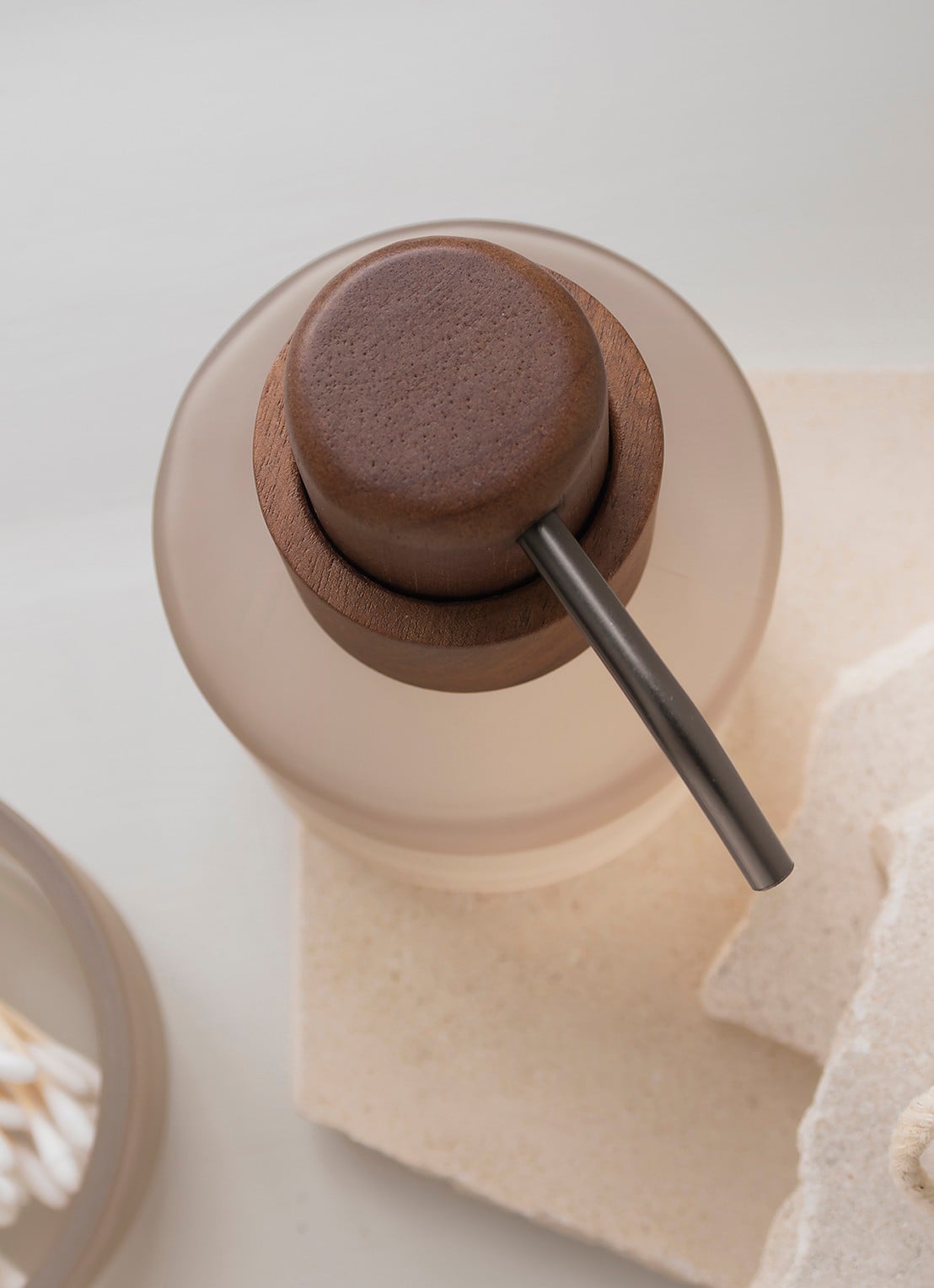 Mette Ditmer Modest zeepdispenser - detail 3 creme
