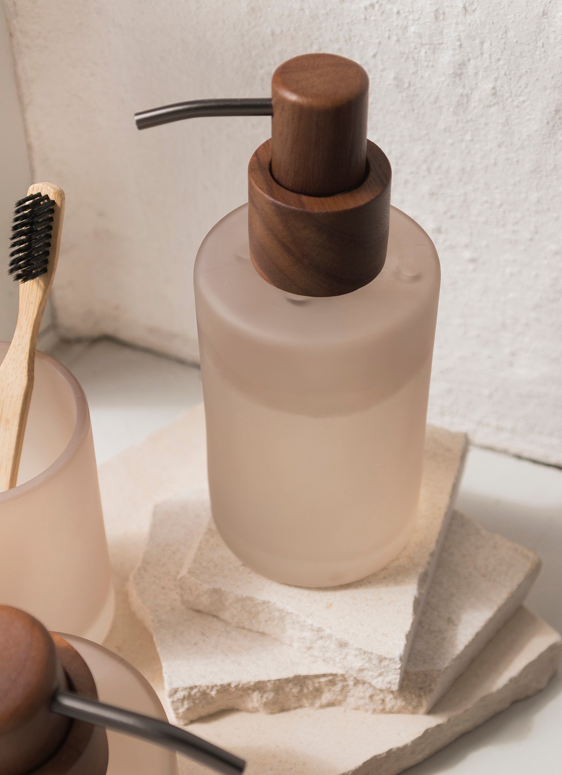 Mette Ditmer Modest zeepdispenser - detail 3 creme