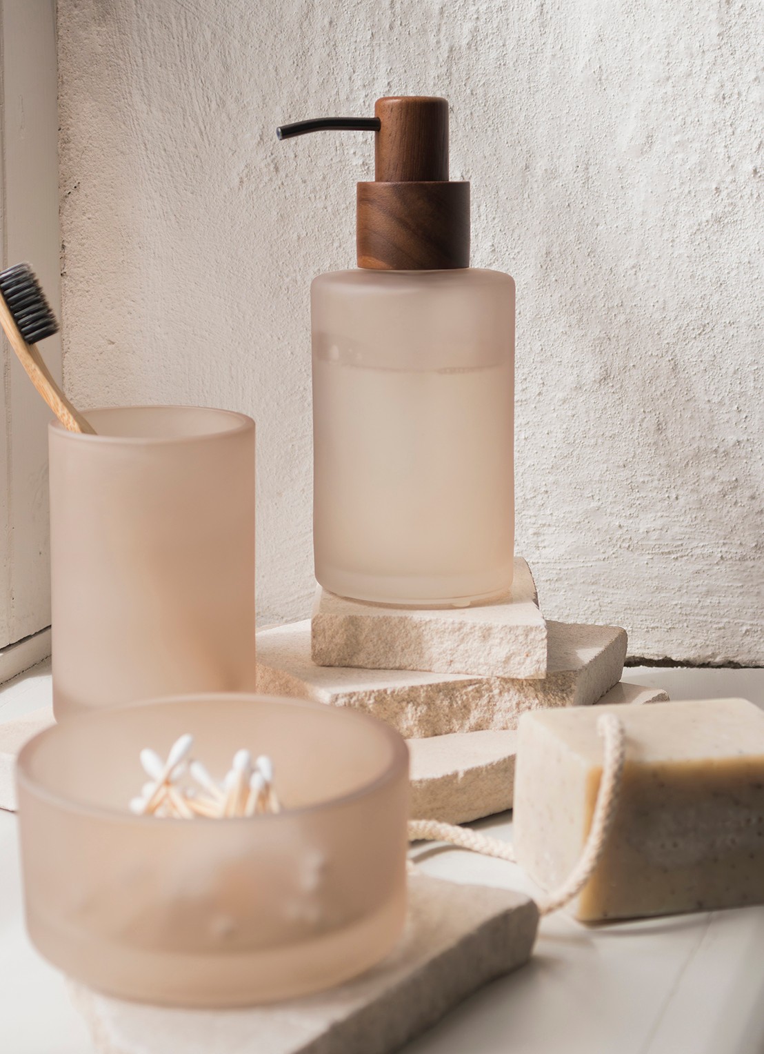 Mette Ditmer Modest zeepdispenser - voorkant 2 creme