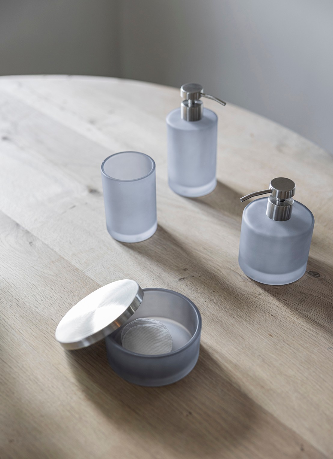 Mette Ditmer Modest zeepdispenser - voorkant 2 blauw