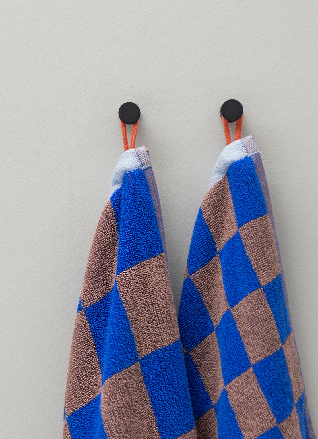 Mette Ditmer Retro badhanddoek - 50 x 90 cm - detail kobaltblauw