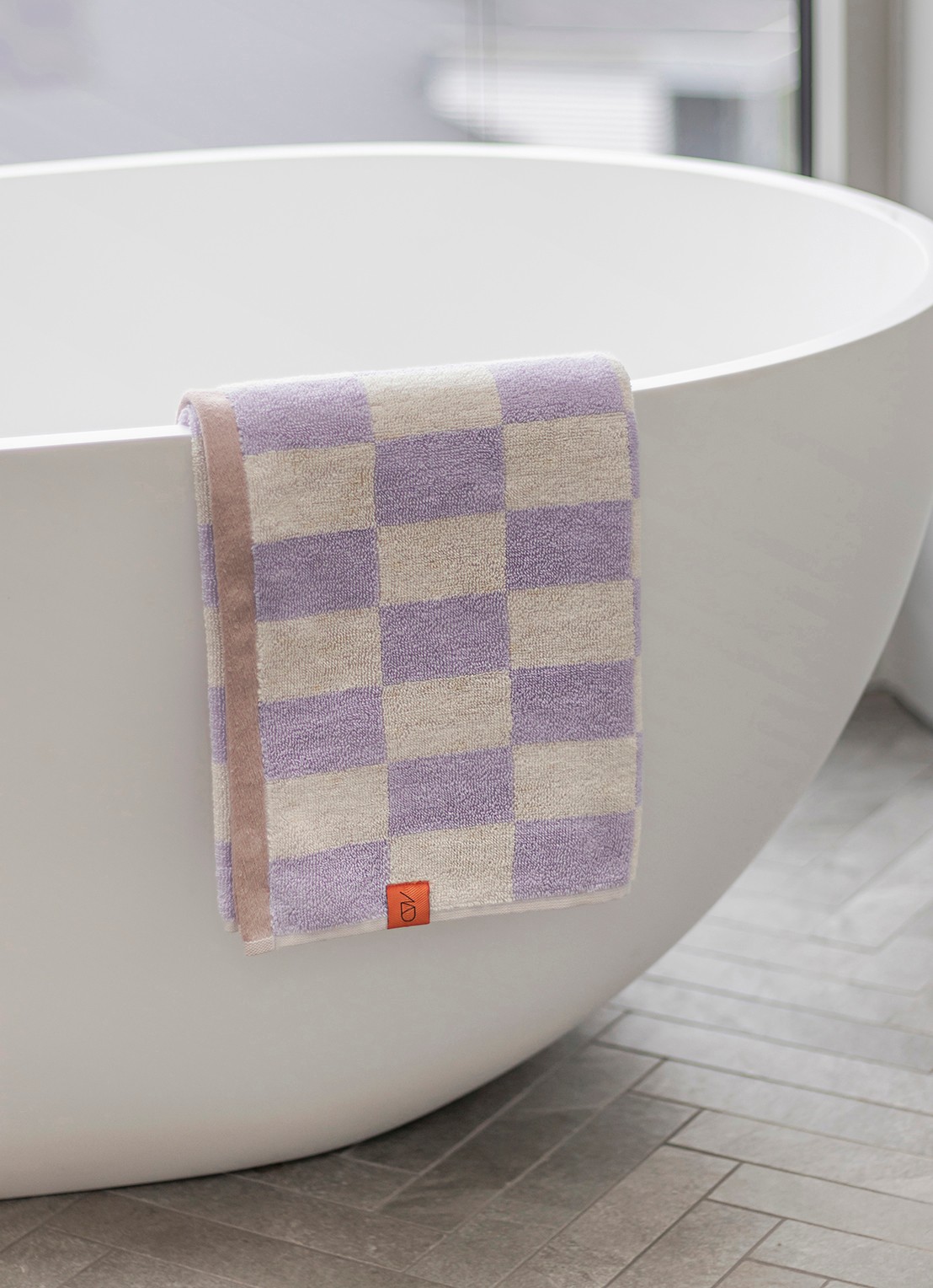 Mette Ditmer  Retro badhanddoek 70 x 133 cm - voorkant 2 lila