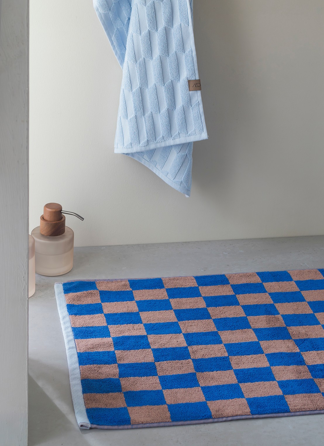 Mette Ditmer Retro badmat - 550 gr/m2 - 80 x 50 cm - detail kobaltblauw