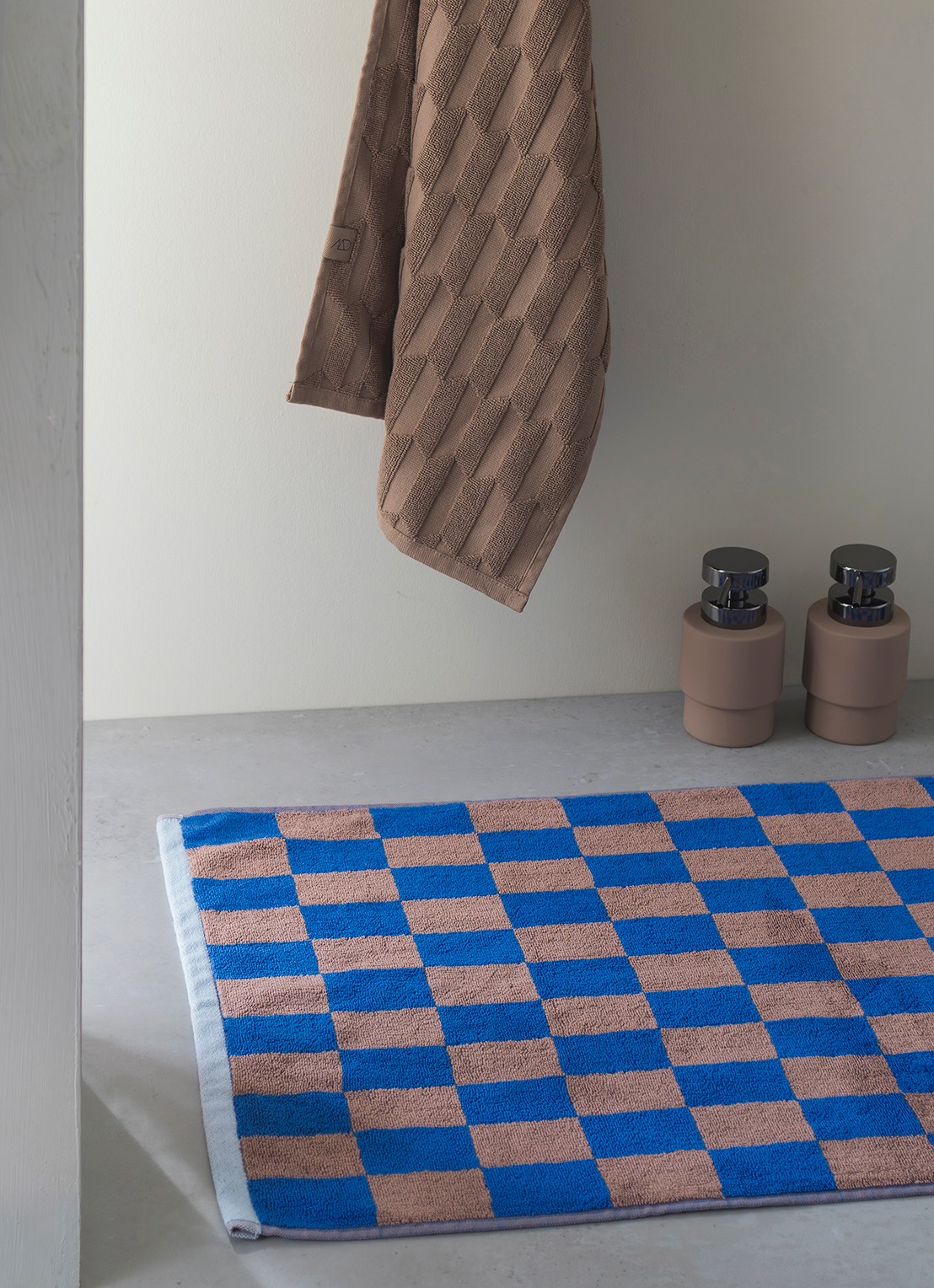 Mette Ditmer Retro badmat - 550 gr/m2 - 80 x 50 cm - voorkant 3 kobaltblauw