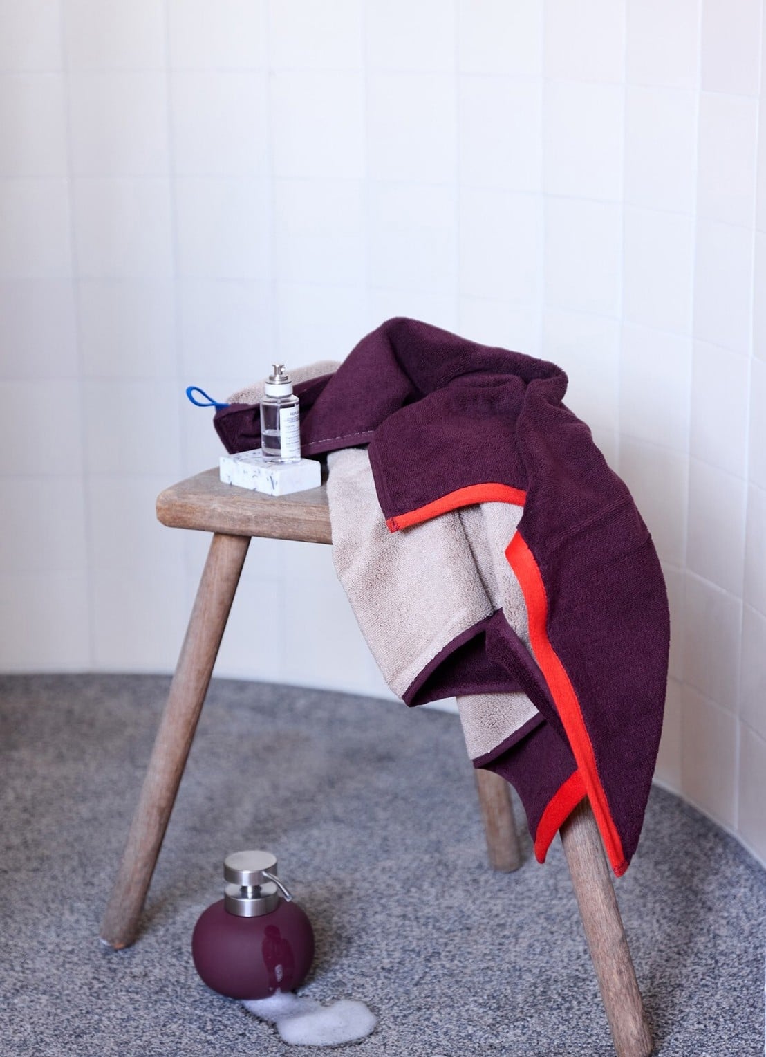 Mette Ditmer Soft badhanddoek - 70 x 133 cm - voorkant 2 bordeauxrood