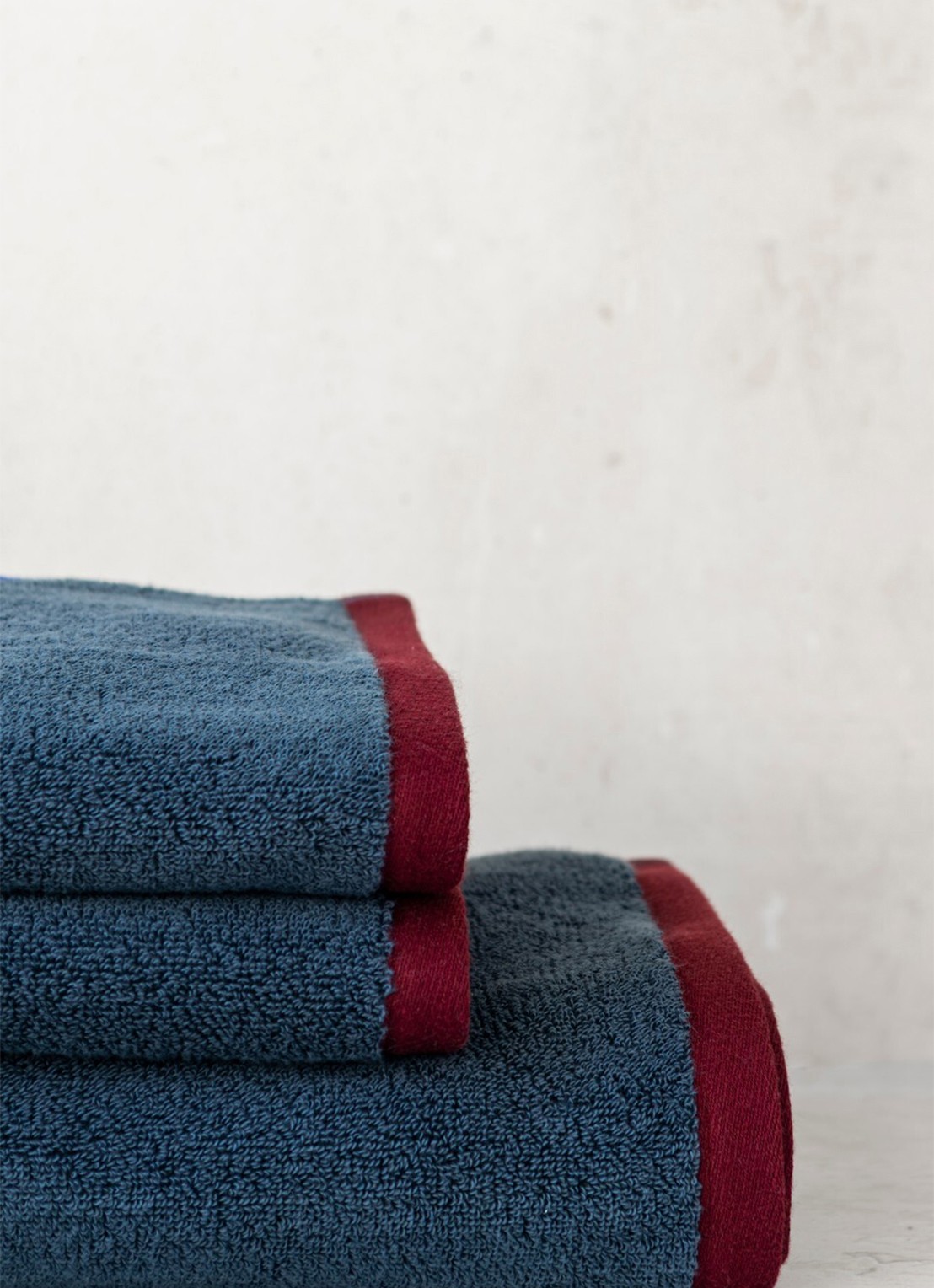 Mette Ditmer Soft badhanddoek - 70 x 133 cm - detail donkerblauw