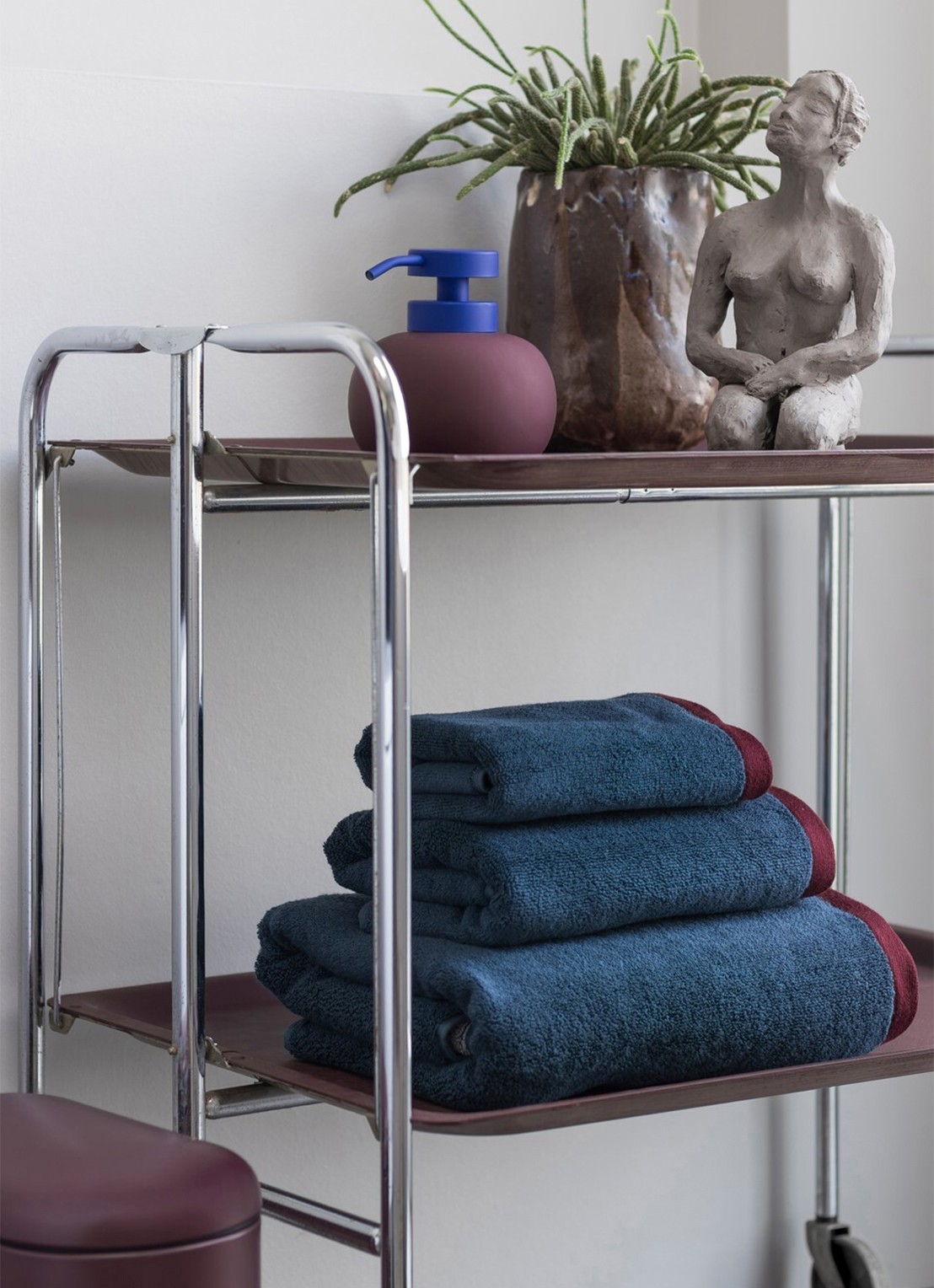 Mette Ditmer Soft badhanddoek - 70 x 133 cm - detail 2 donkerblauw