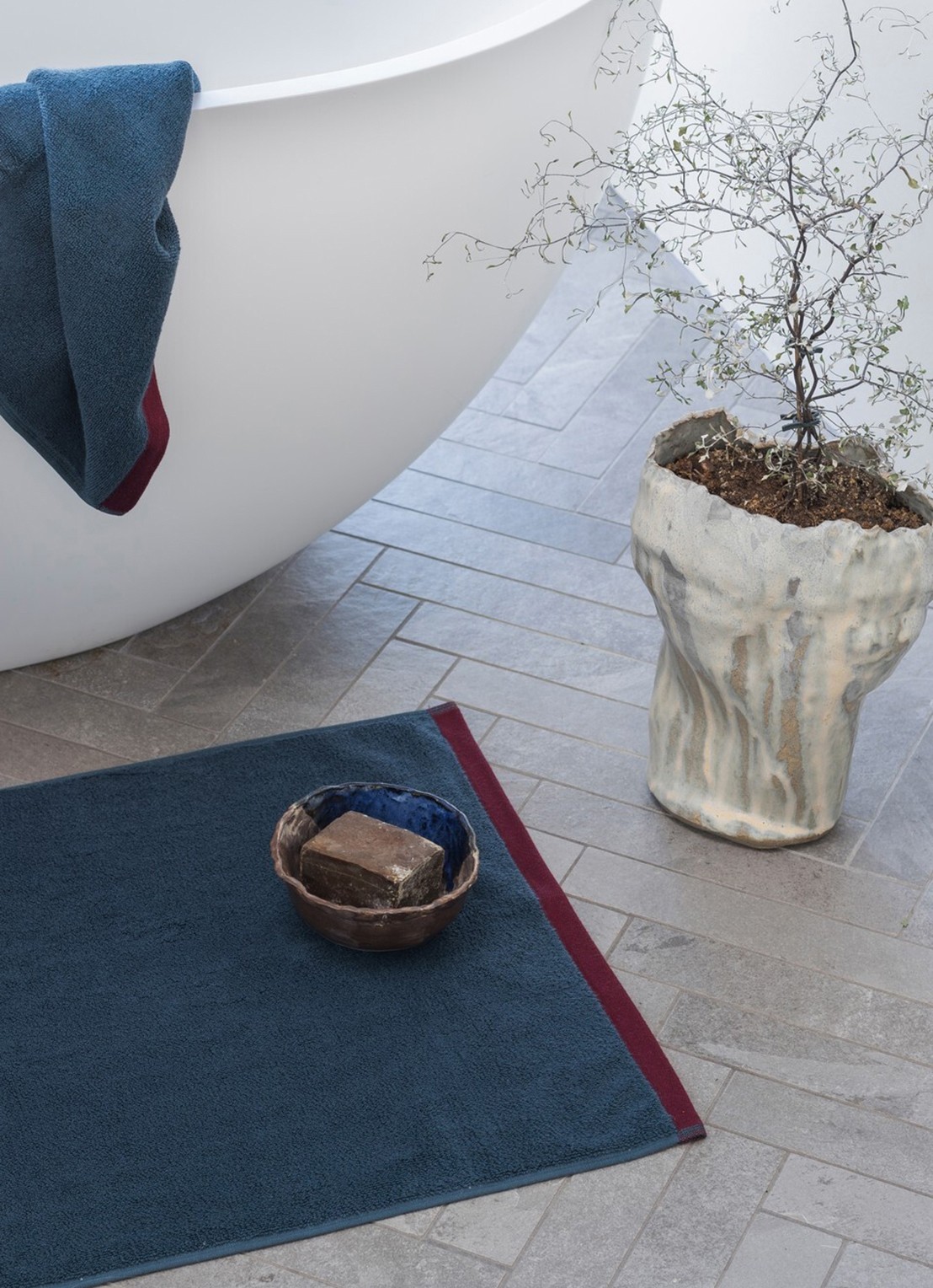 Mette Ditmer Soft badmat 50 x 80 cm - voorkant 2 donkerblauw