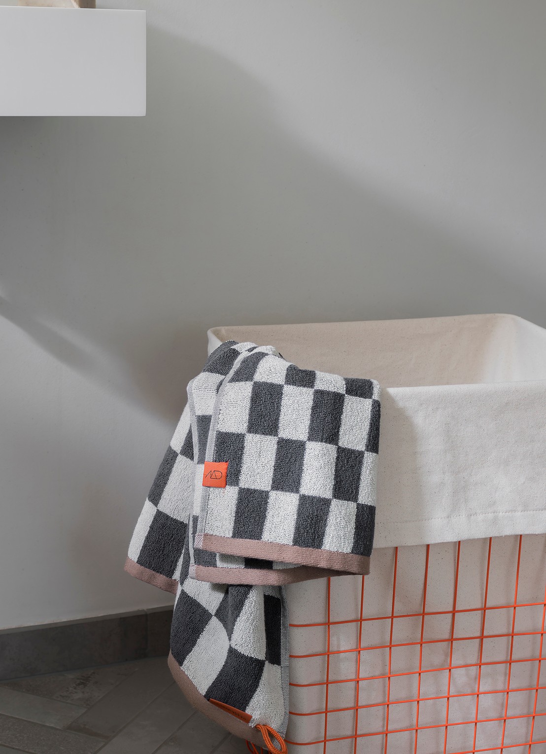 Mette Ditmer Store-it mand 40 x 32 x 50 cm - achterkant 3 oranje