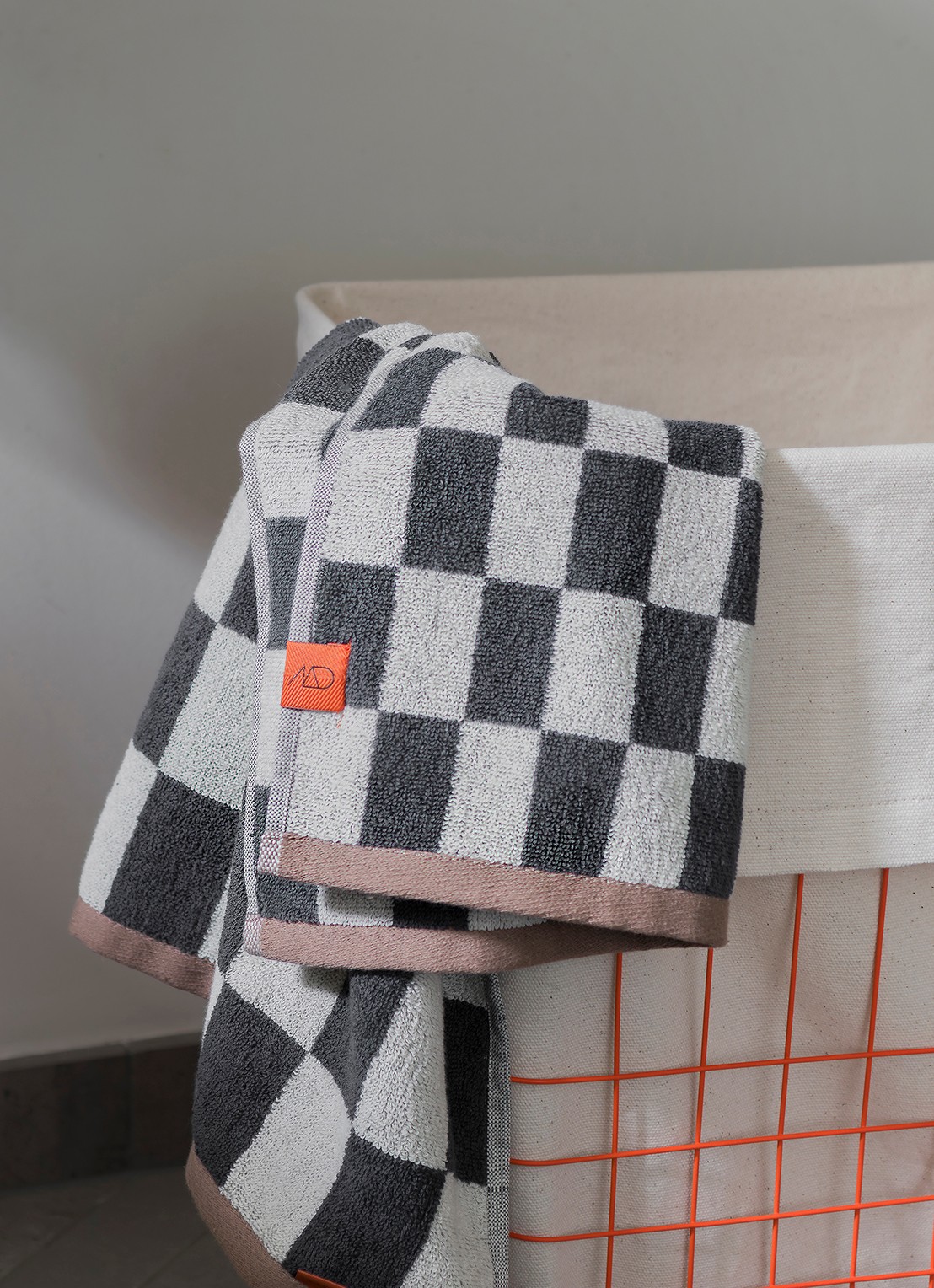 Mette Ditmer Store-it mand 40 x 32 x 50 cm - detail 4 oranje