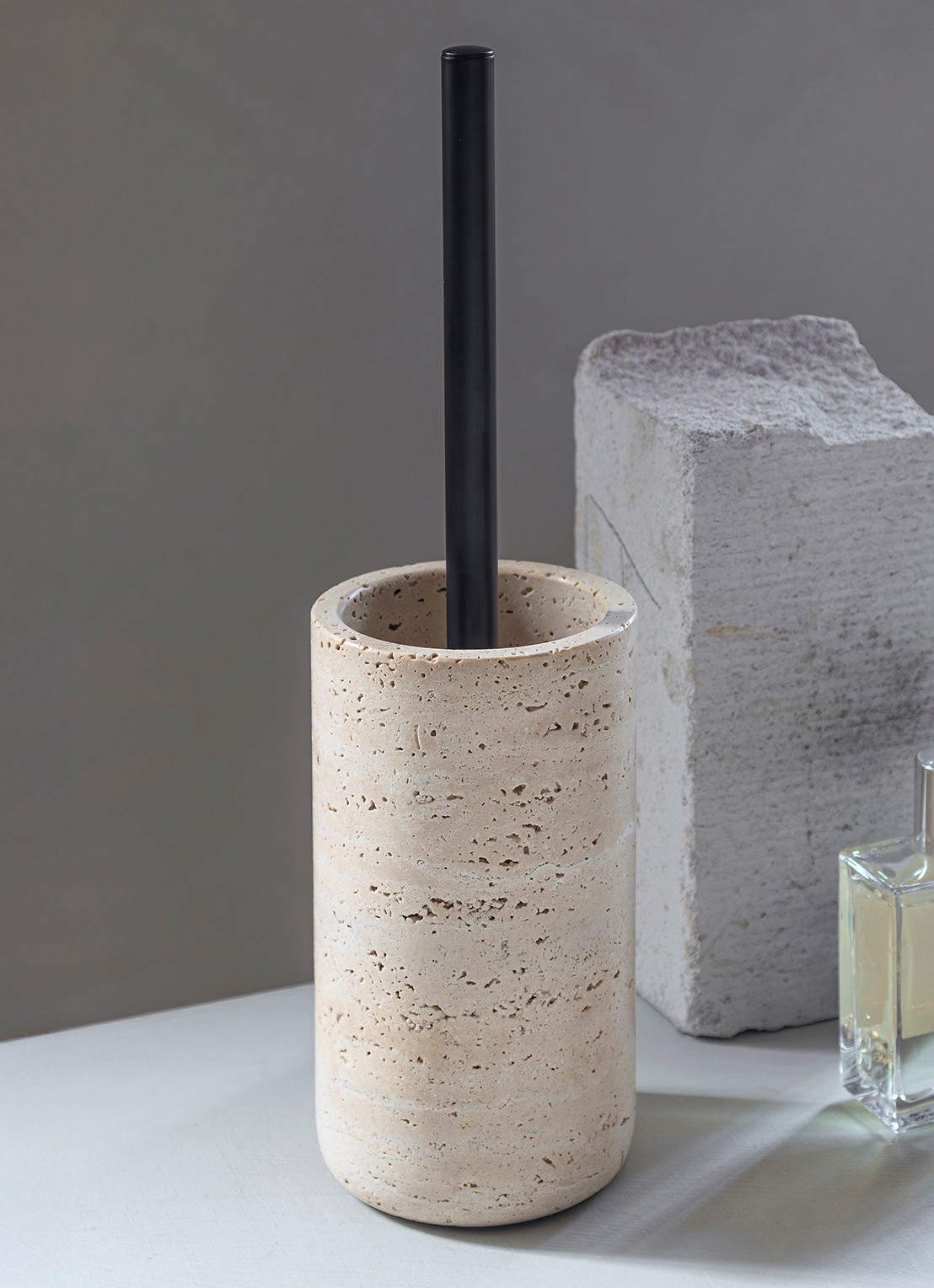 Mette Ditmer Traventine toiletborstel met houder - voorkant 3 creme