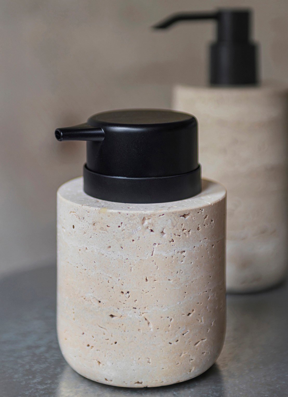 Mette Ditmer Travertine Low zeepdispenser van travertijn - voorkant 2 beige