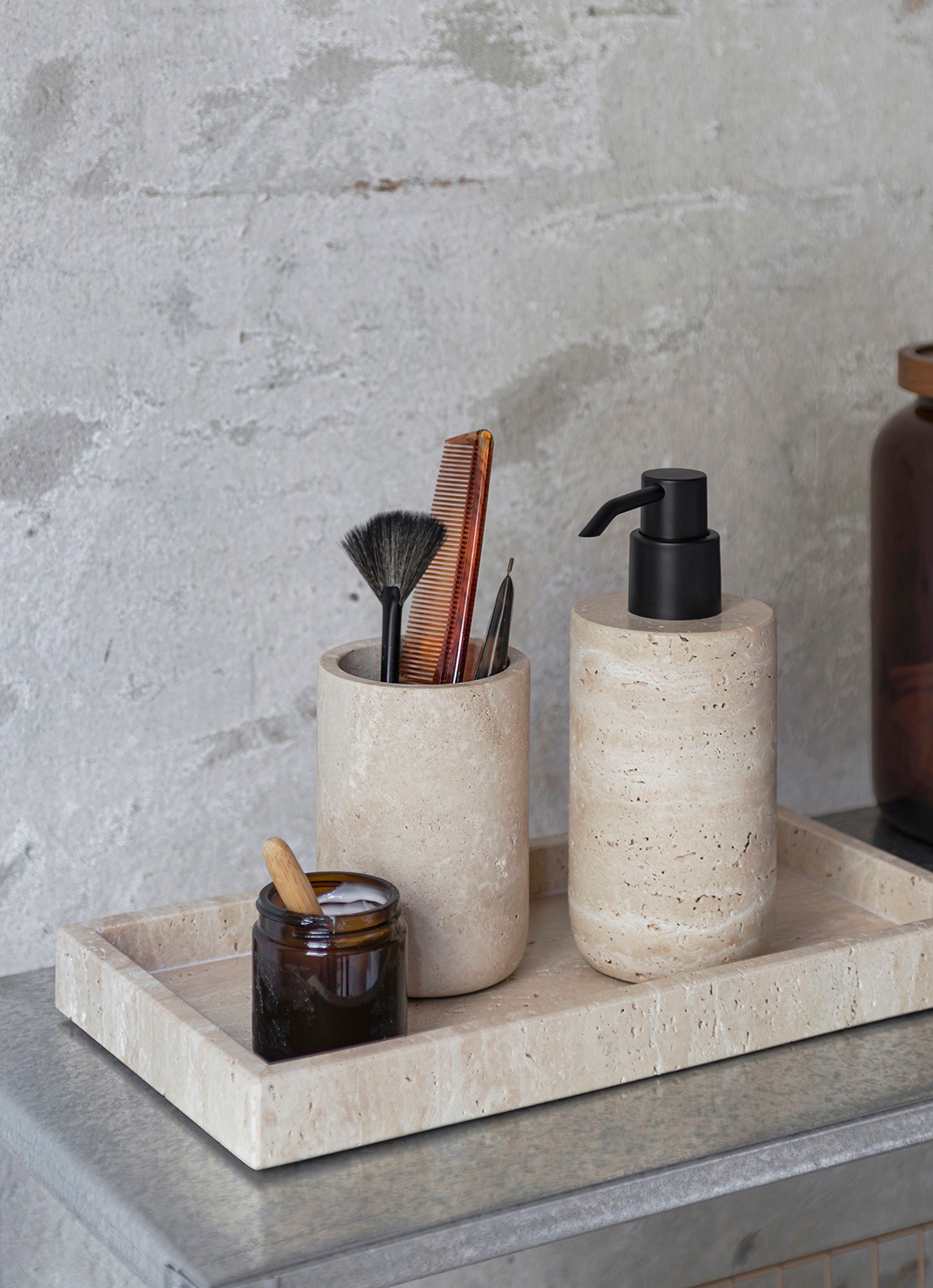 Mette Ditmer Travertine Tall zeepdispenser van Travertijn - detail beige