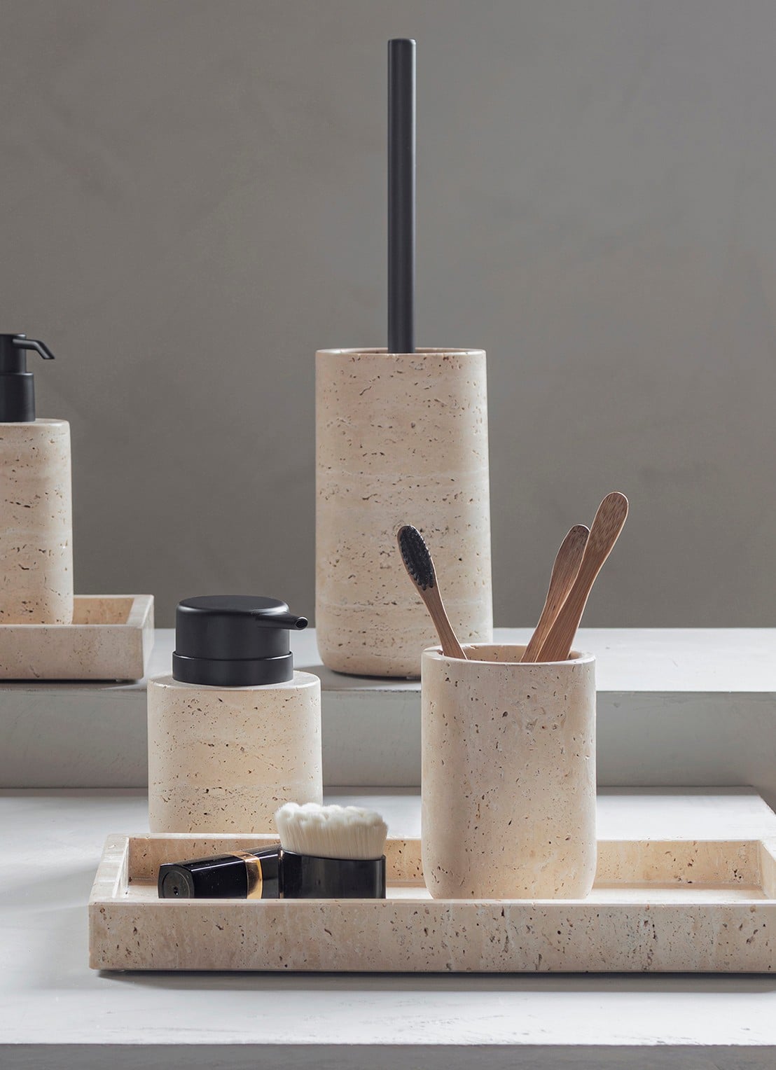 Mette Ditmer Travertine tandenborstelhouder van travertijn - detail 3 beige