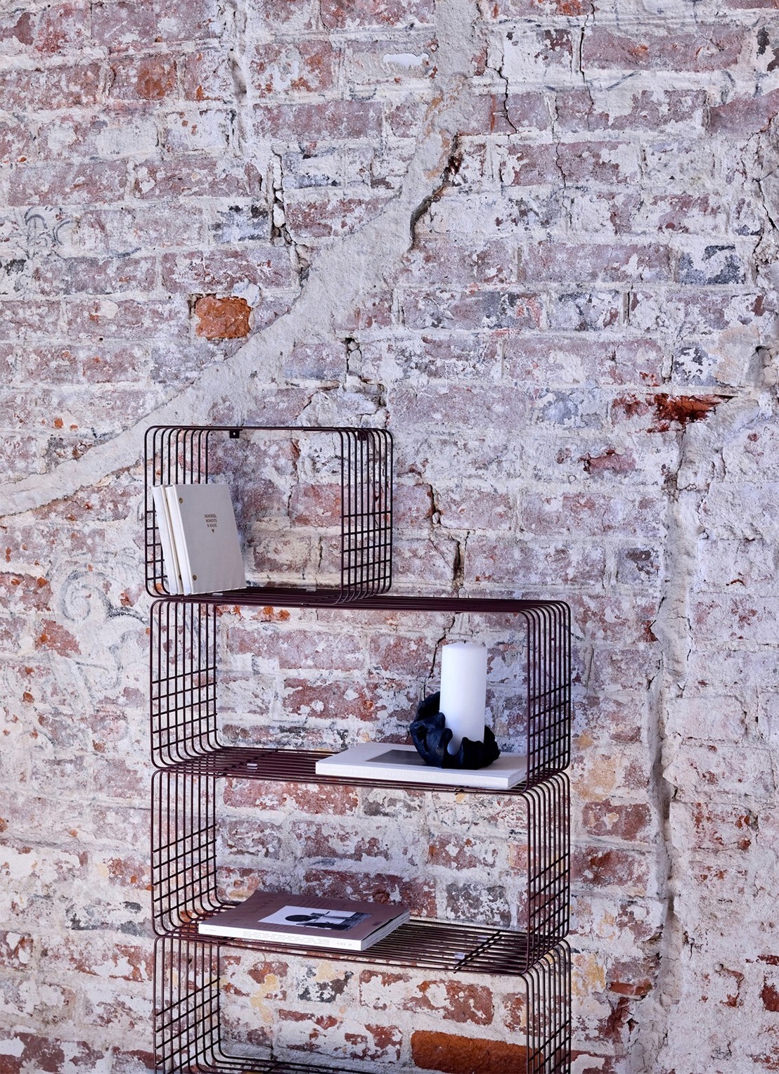 Mette Ditmer Wire wandrek - voorkant 8 bordeauxrood