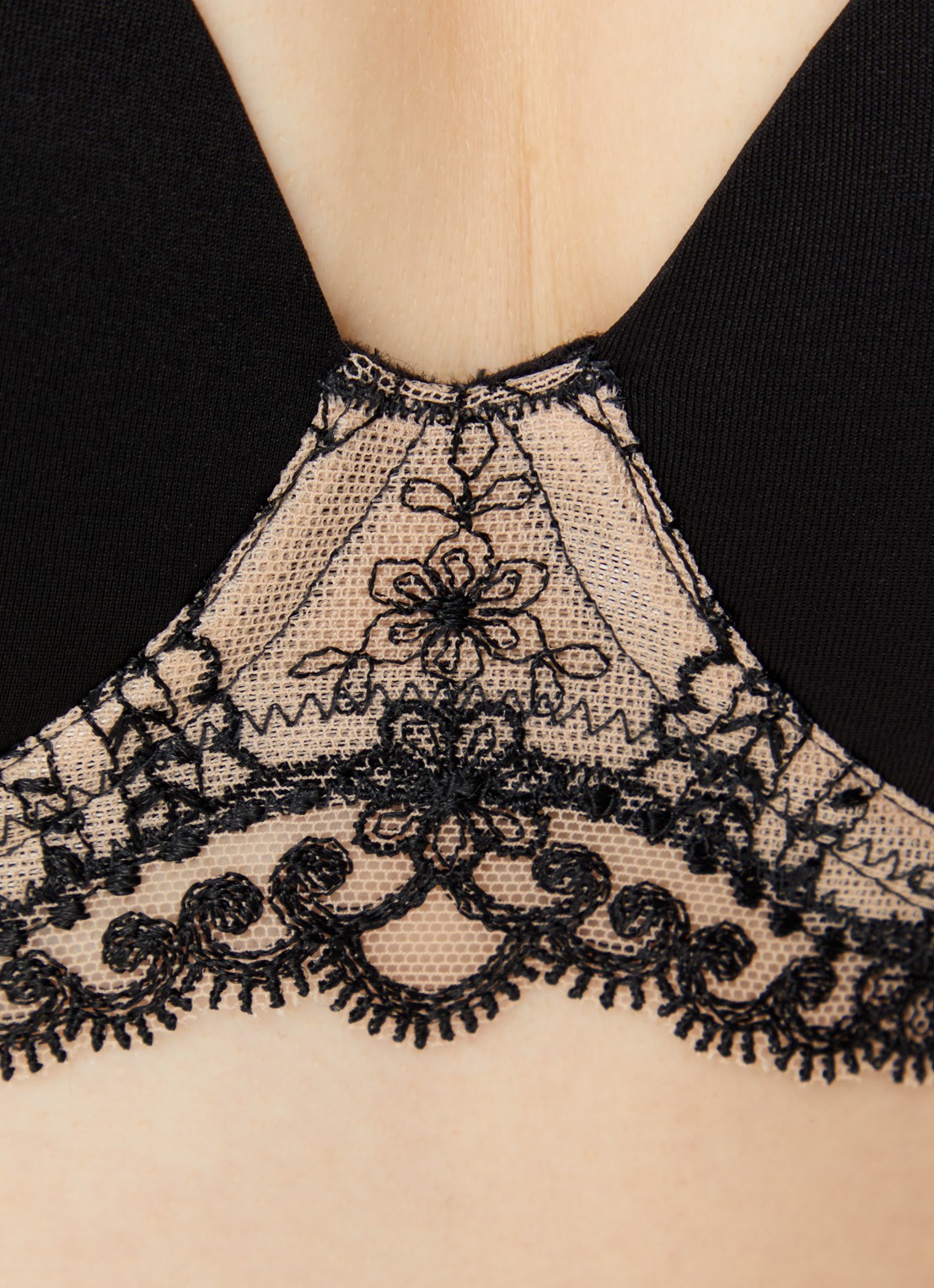 Mey Bi-stretch voorgevormde plunge bh met kant - detail 2 zwart