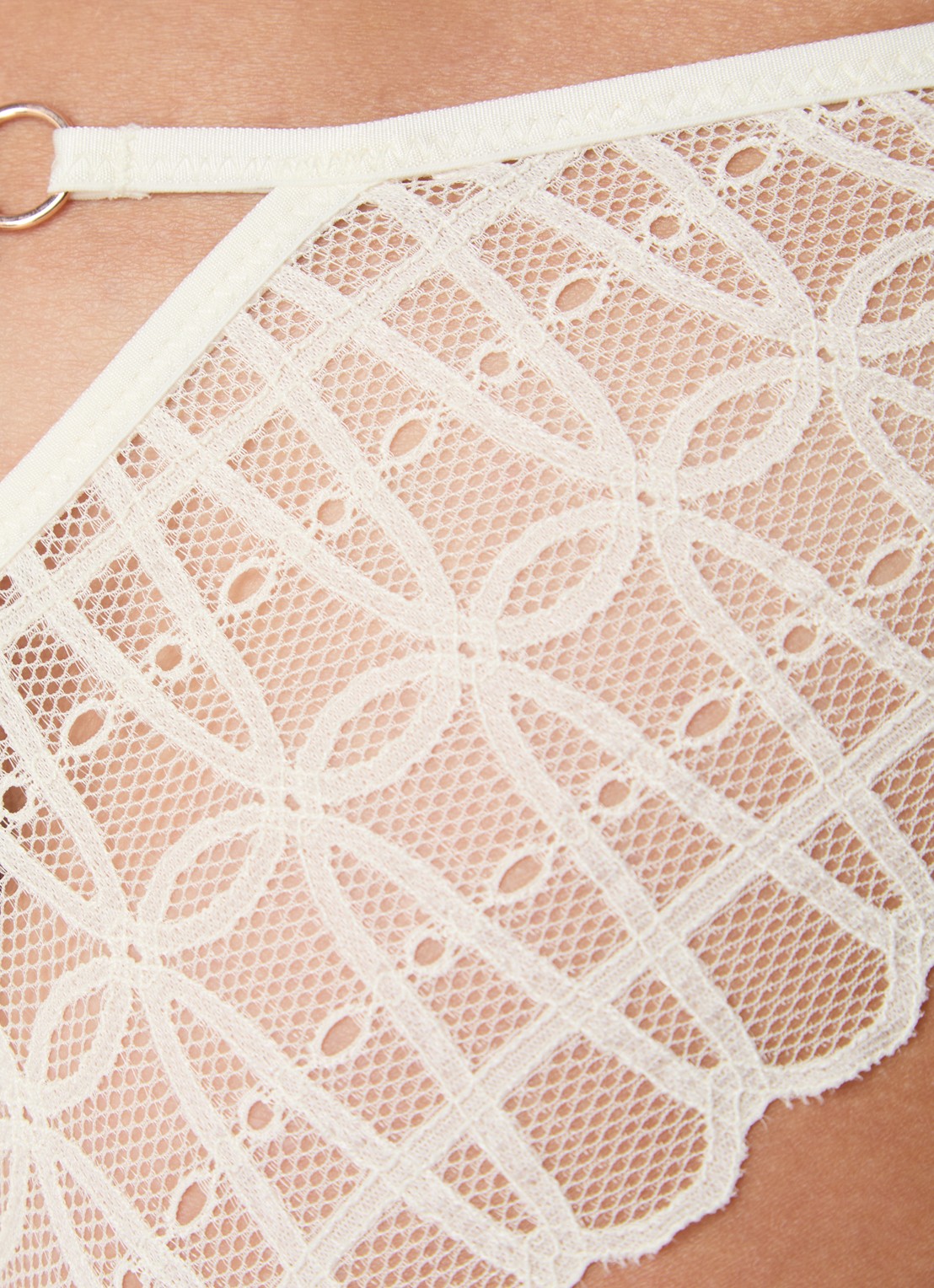 Mey Tanga met kant - detail 3 gebroken wit