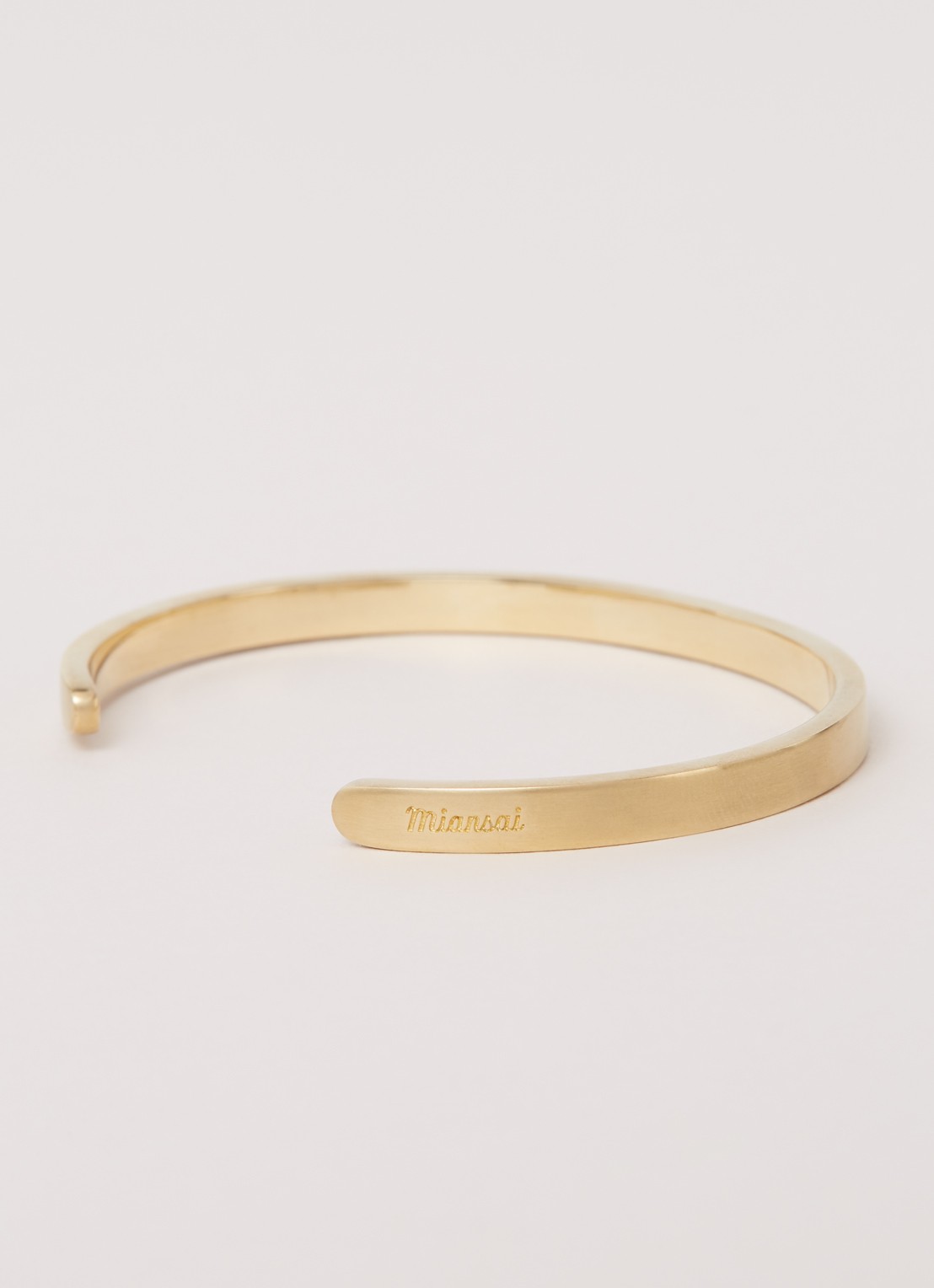 Miansai Singular bangle met logo - detail 2 goud