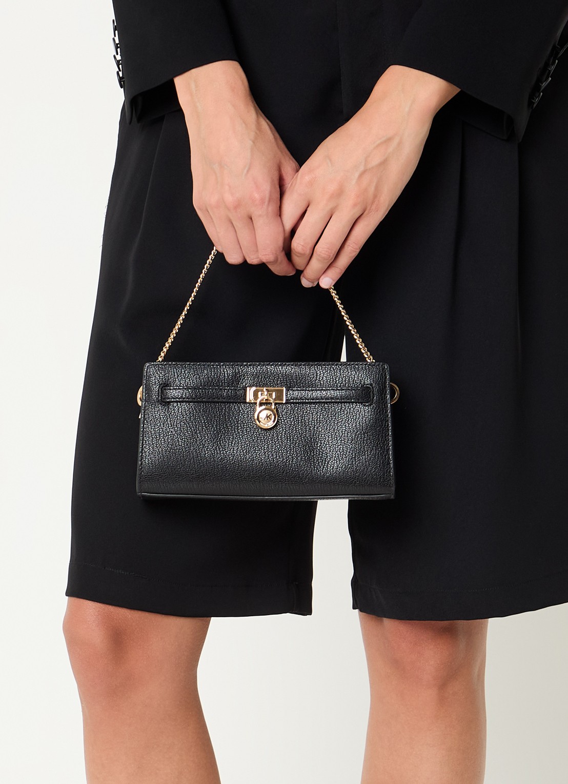 Michael Kors Hamilton clutch met afneembare schouderriem - voorkant 3 zwart