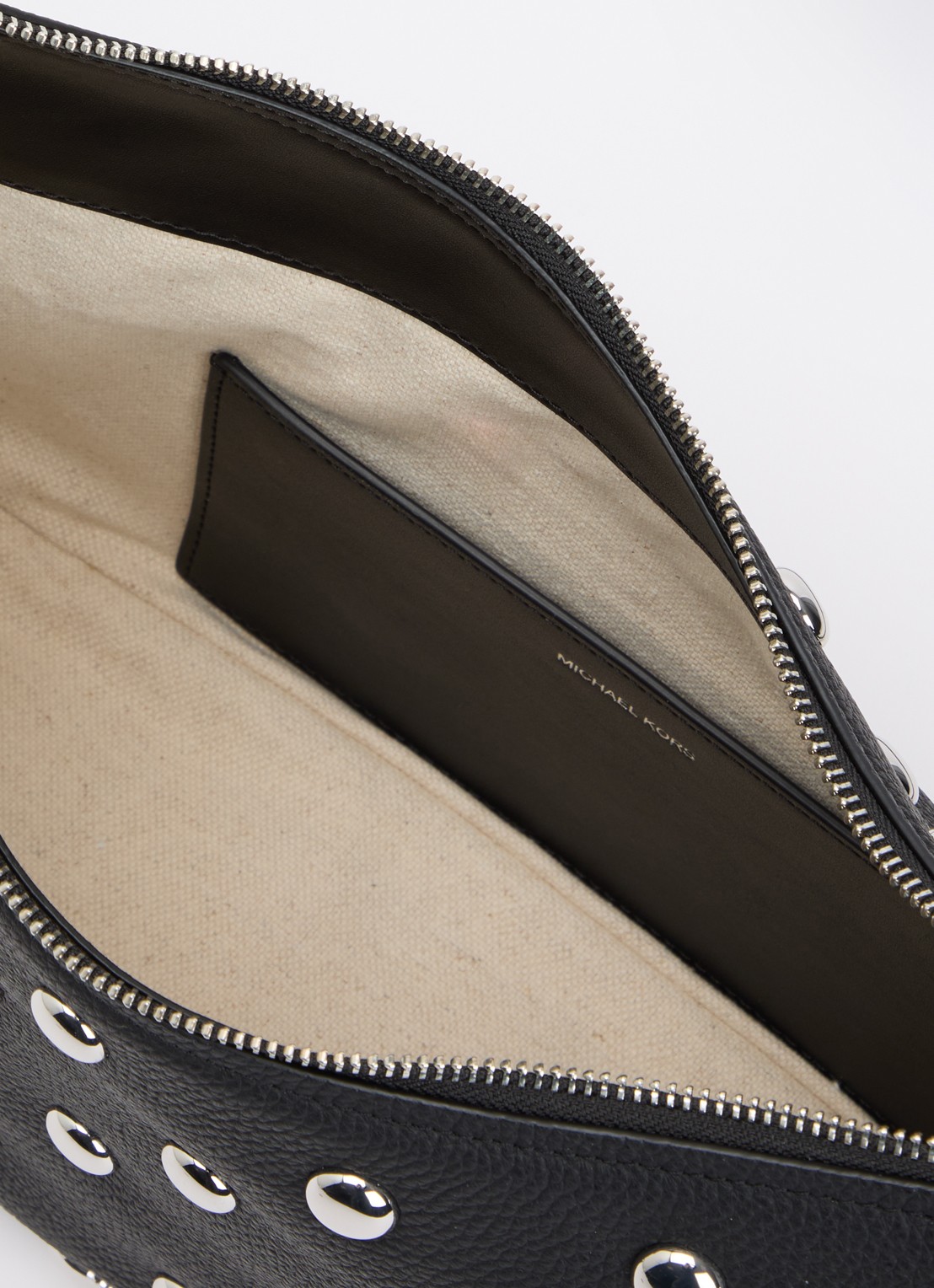 Michael Kors Nolita Medium schoudertas van leer met studs - detail zwart