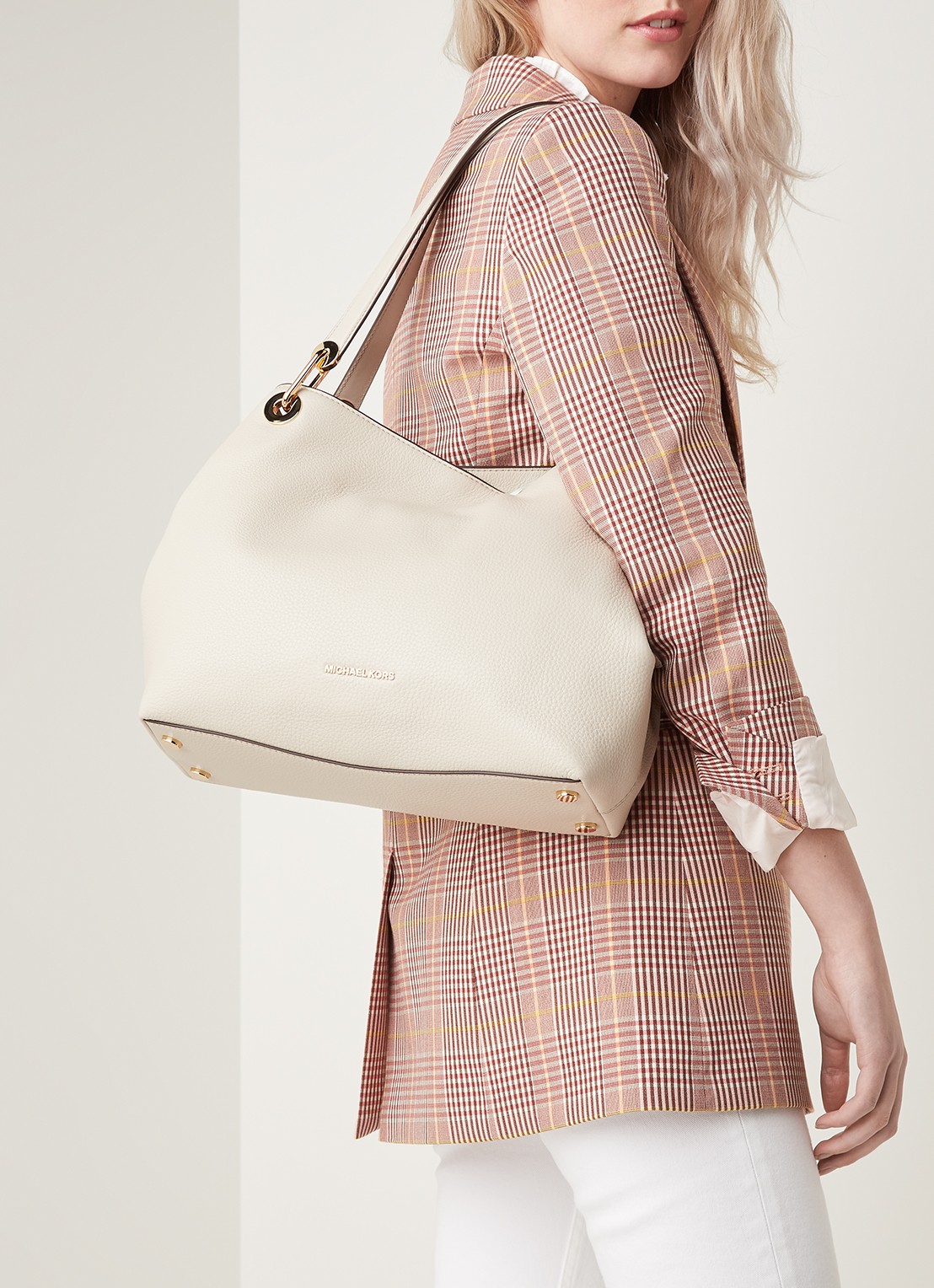 Michael Kors Raven Large schoudertas van leer - voorkant 2 zand