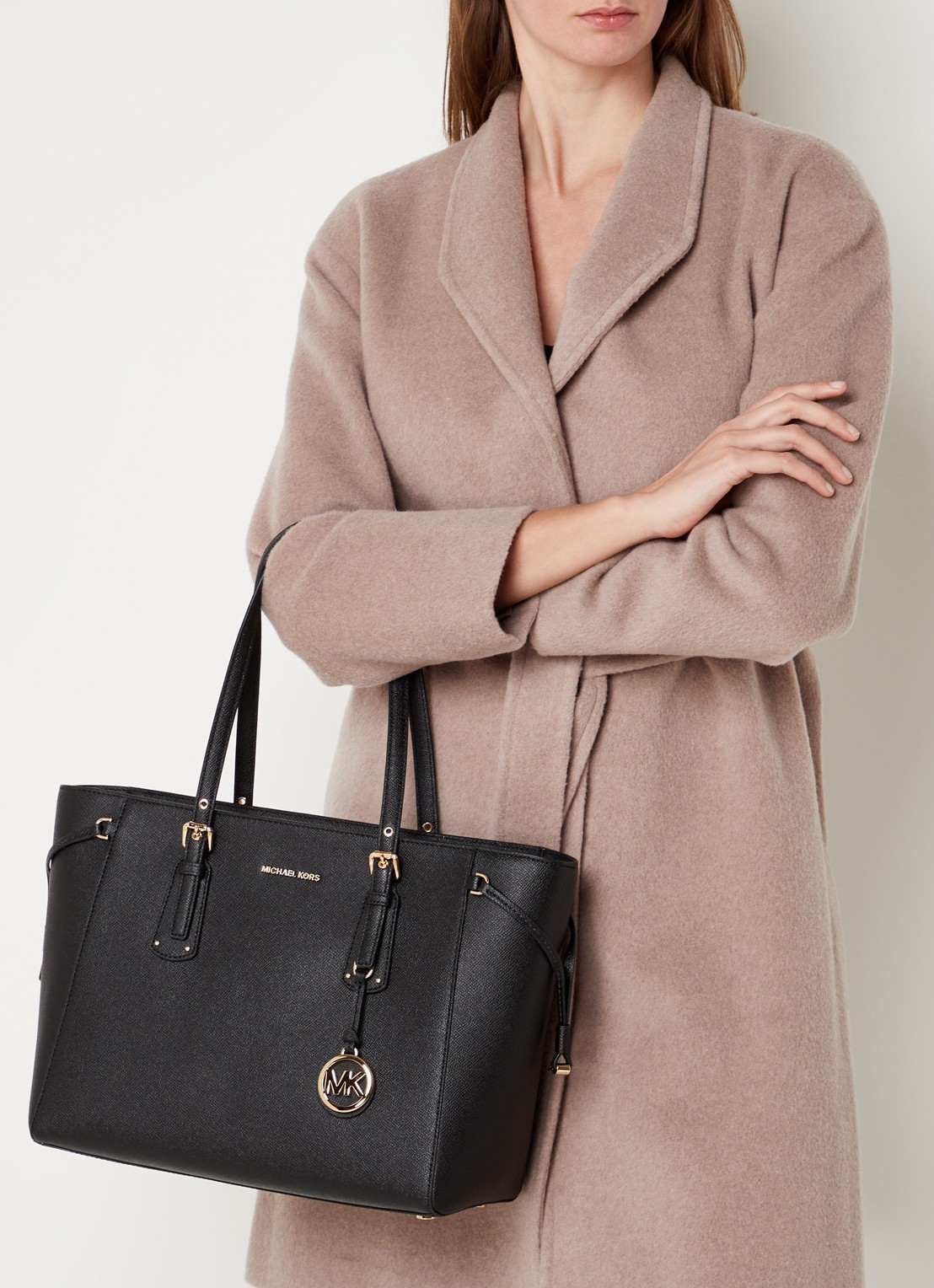 Michael Kors Voyager Medium schoudertas met logo  - voorkant 4 diepzwart