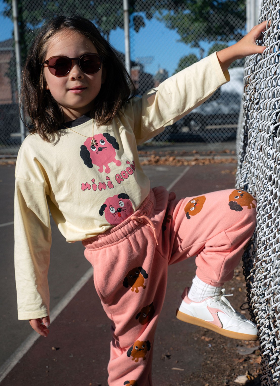 Mini Rodini Doggies tapered fit joggingbroek met print - voorkant 3 zalmroze