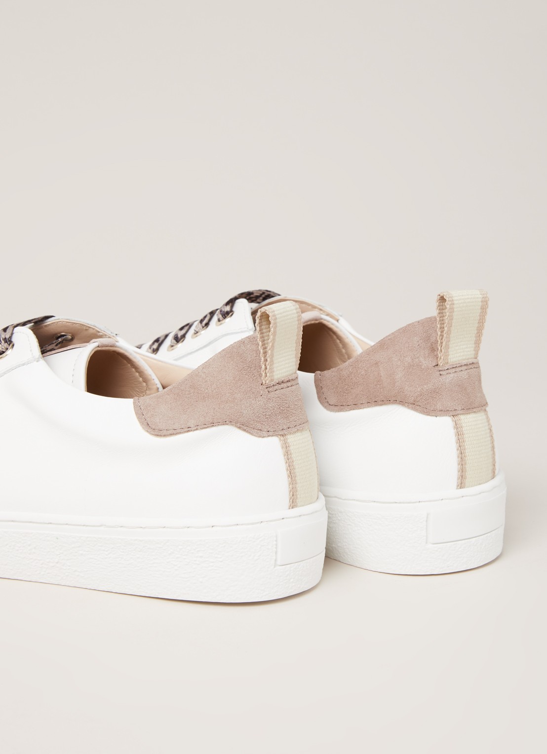 Mint Velvet Allie sneaker van leer - detail wit